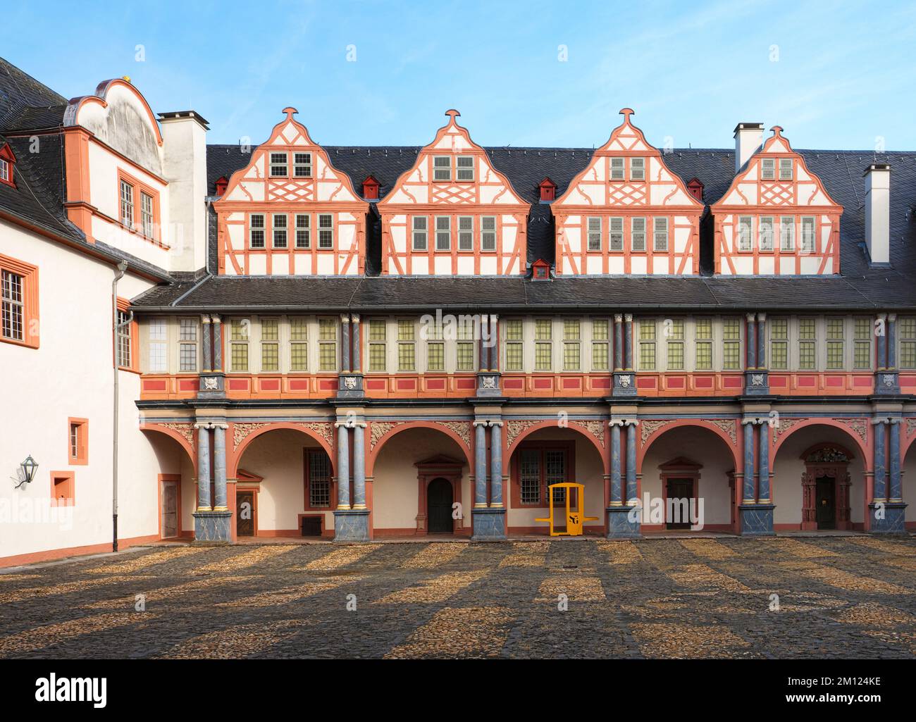 Europa, Deutschland, Hessen, Kreis Limburg-Weilburg, Stadt Weilburg, Lahn-Tal, Weilburg, Schlosshof, Blick auf den Nordflügel mit Zwerghäusern und Orieltürmen, gelber Sessel Stockfoto