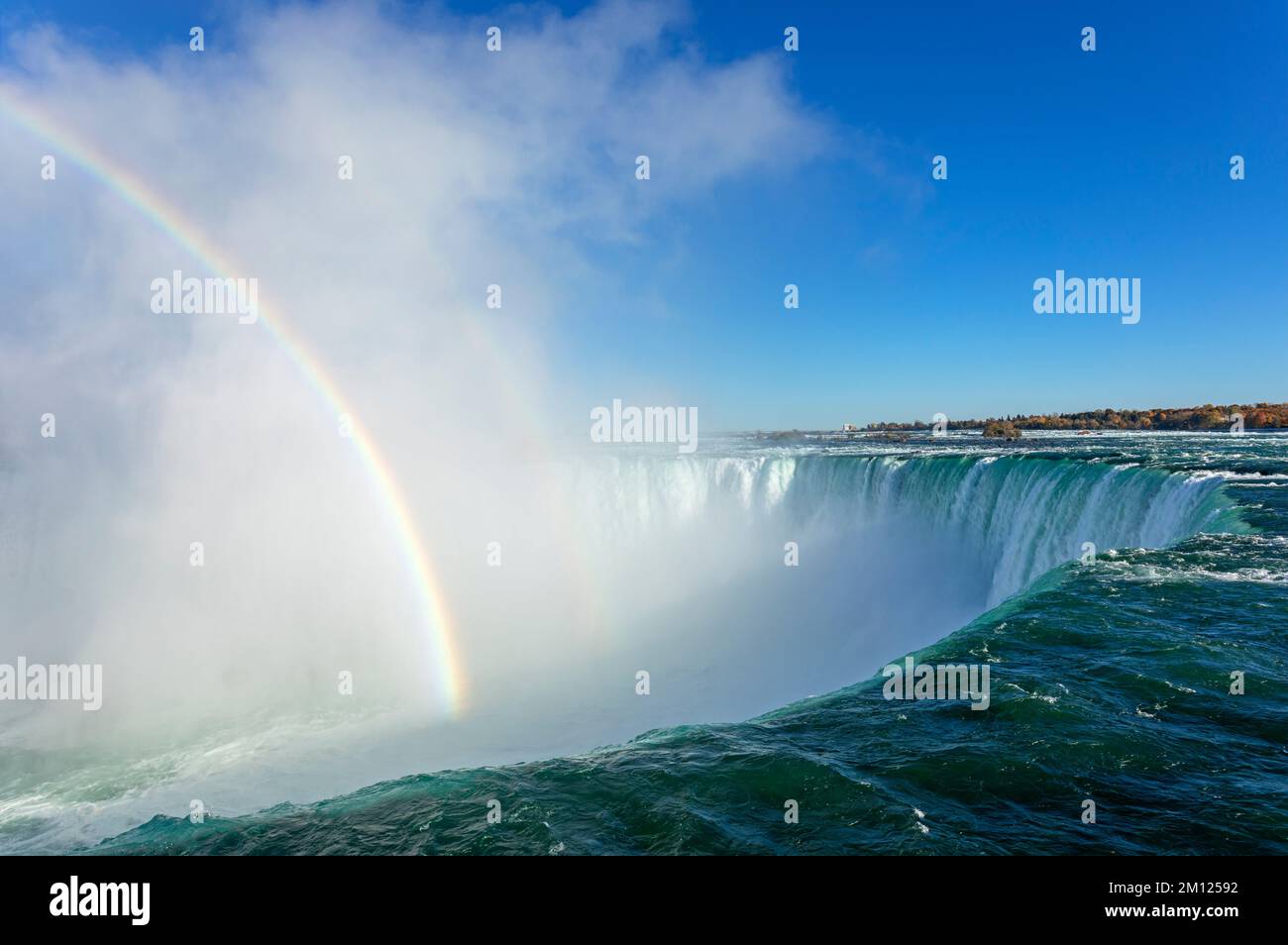 Kanada, Ontario, Niagarafälle, die Horseshe Falls bei Tageslicht mit einem Regenbogen Stockfoto