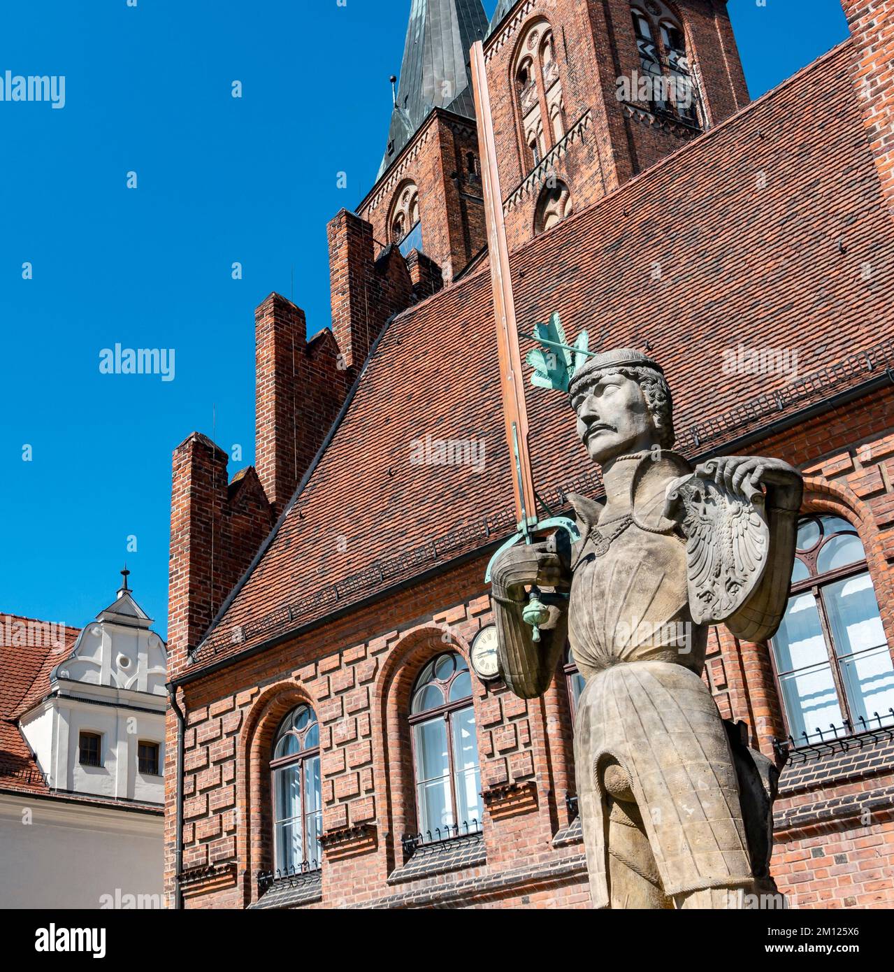 Der 7,8 m hohe Stendal Roland vor dem Hofgarten des Rathauses Stockfoto