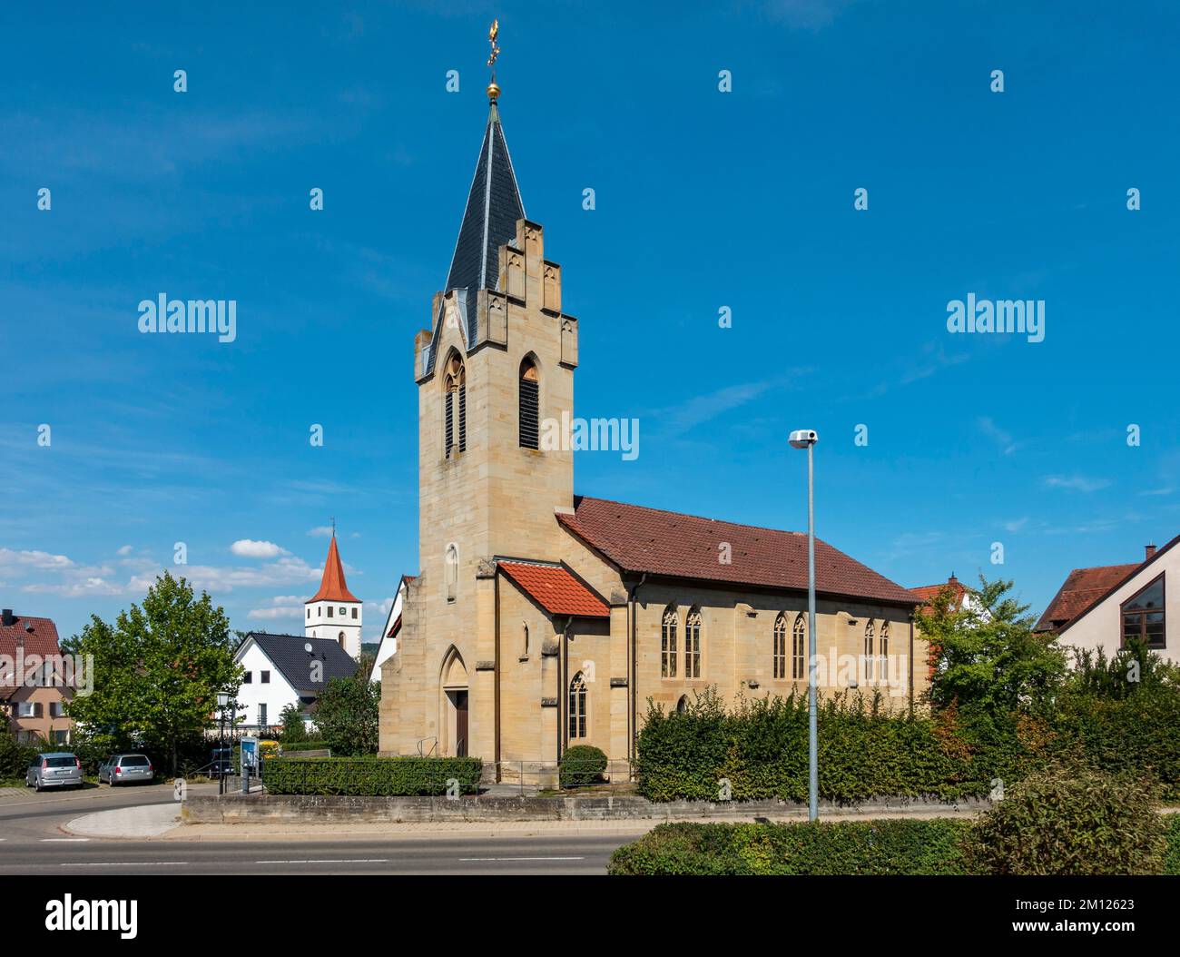Die neogotische protestantische Kirche in Altingen. Dahinter sehen Sie den Turm der katholischen St. Magnus-Kirche. Stockfoto