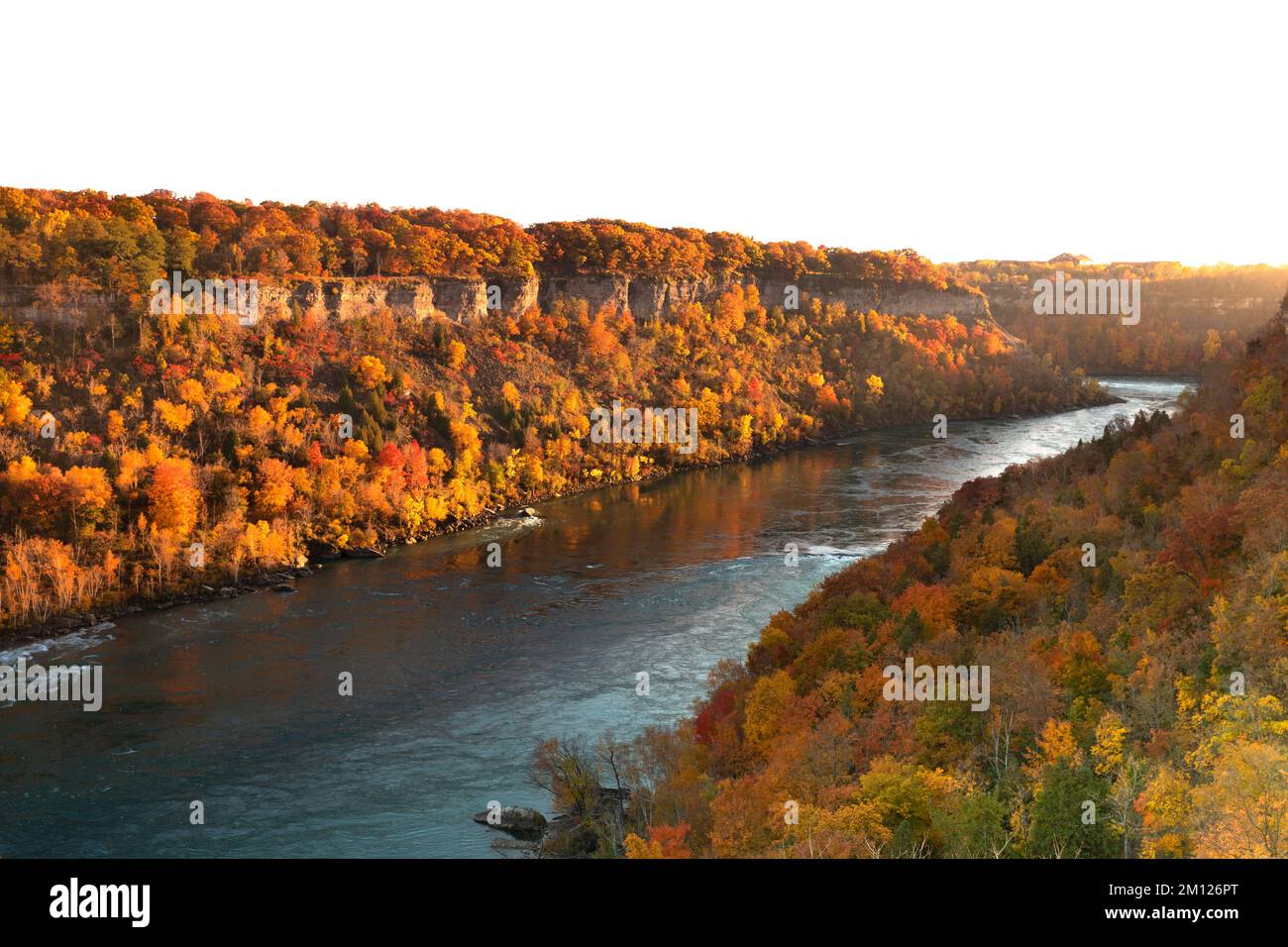 Kanada, Ontario, die Niagarafälle, die Niagara-Schlucht mit dem Niagara River im Herbst in vollen Herbstfarben Stockfoto