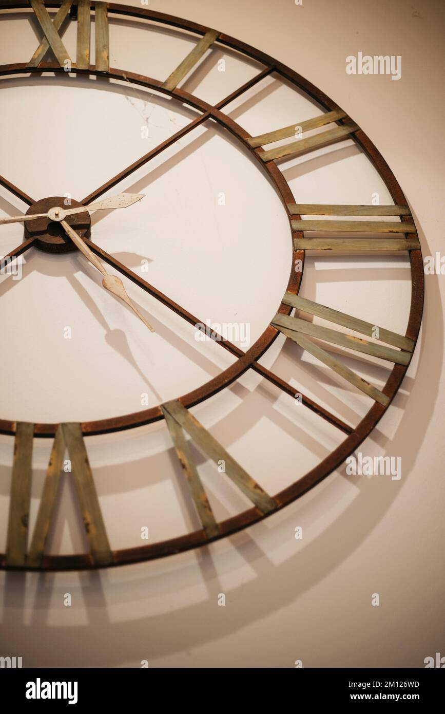 Alte Wanduhr mit römischen Ziffern Stockfoto