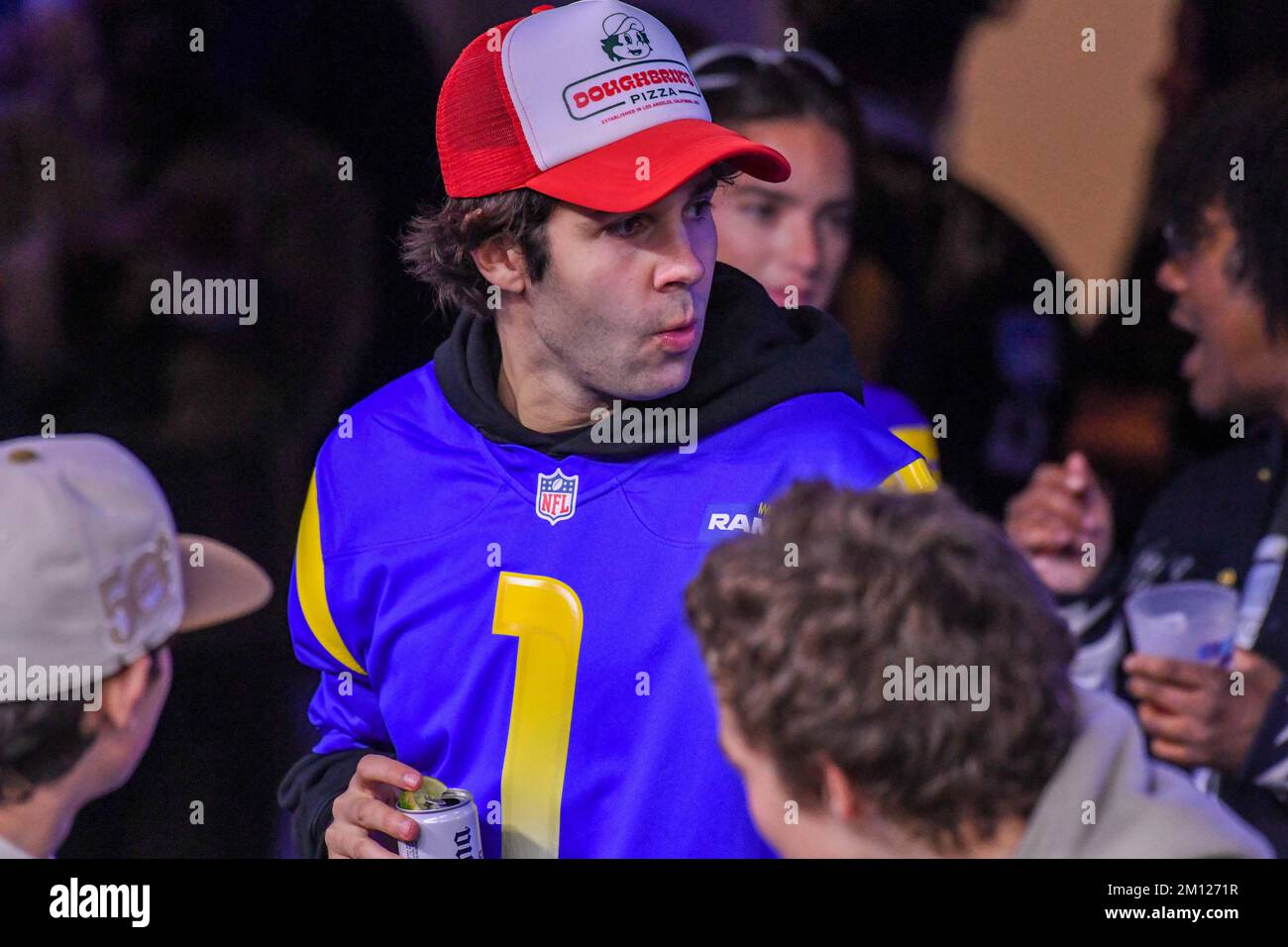 YouTube David Dobrik besucht am Donnerstag, den 8. Dezember 2022 ein NFL-Spiel zwischen den Los Angeles Rams und den Las Vegas Raiders in Inglewood, Kalifornien (Dylan Stewart/Image of Sport) Stockfoto