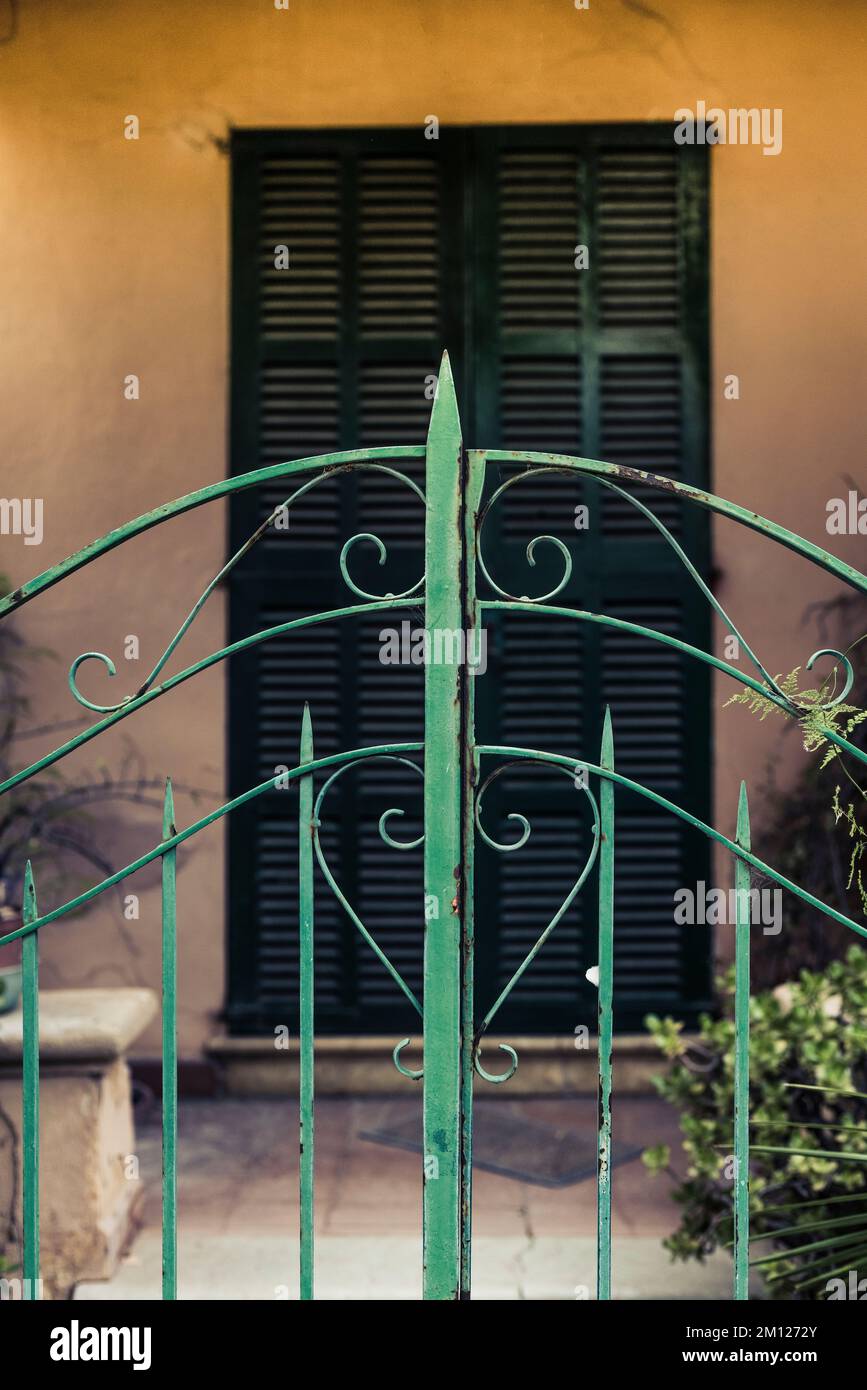Verschlossenes Eingangstor vor dem mediterranen Haus auf Mallorca Stockfoto