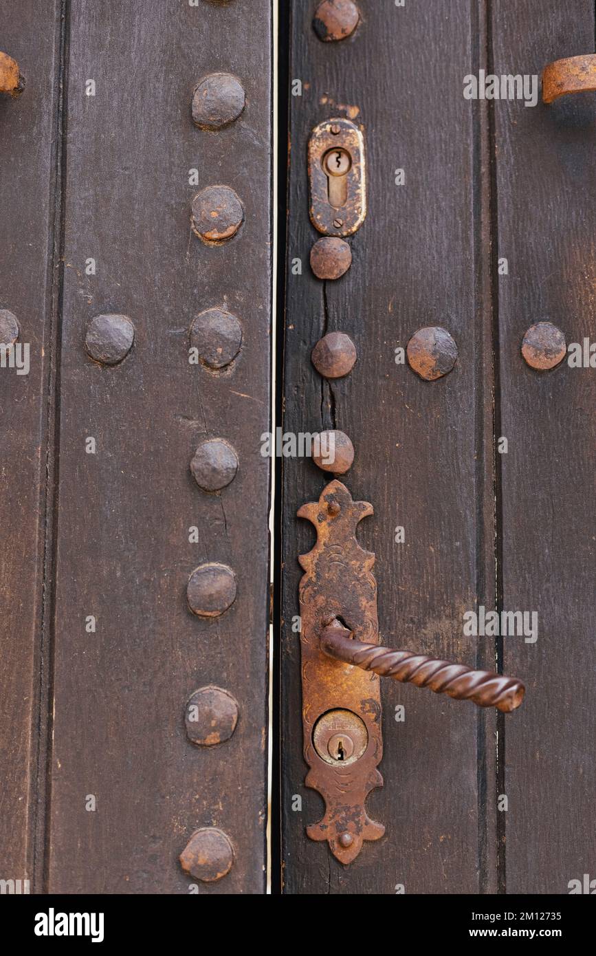 Detail einer alten Tür mit einem rostigen Türgriff in Pollenca, Mallorca Stockfoto