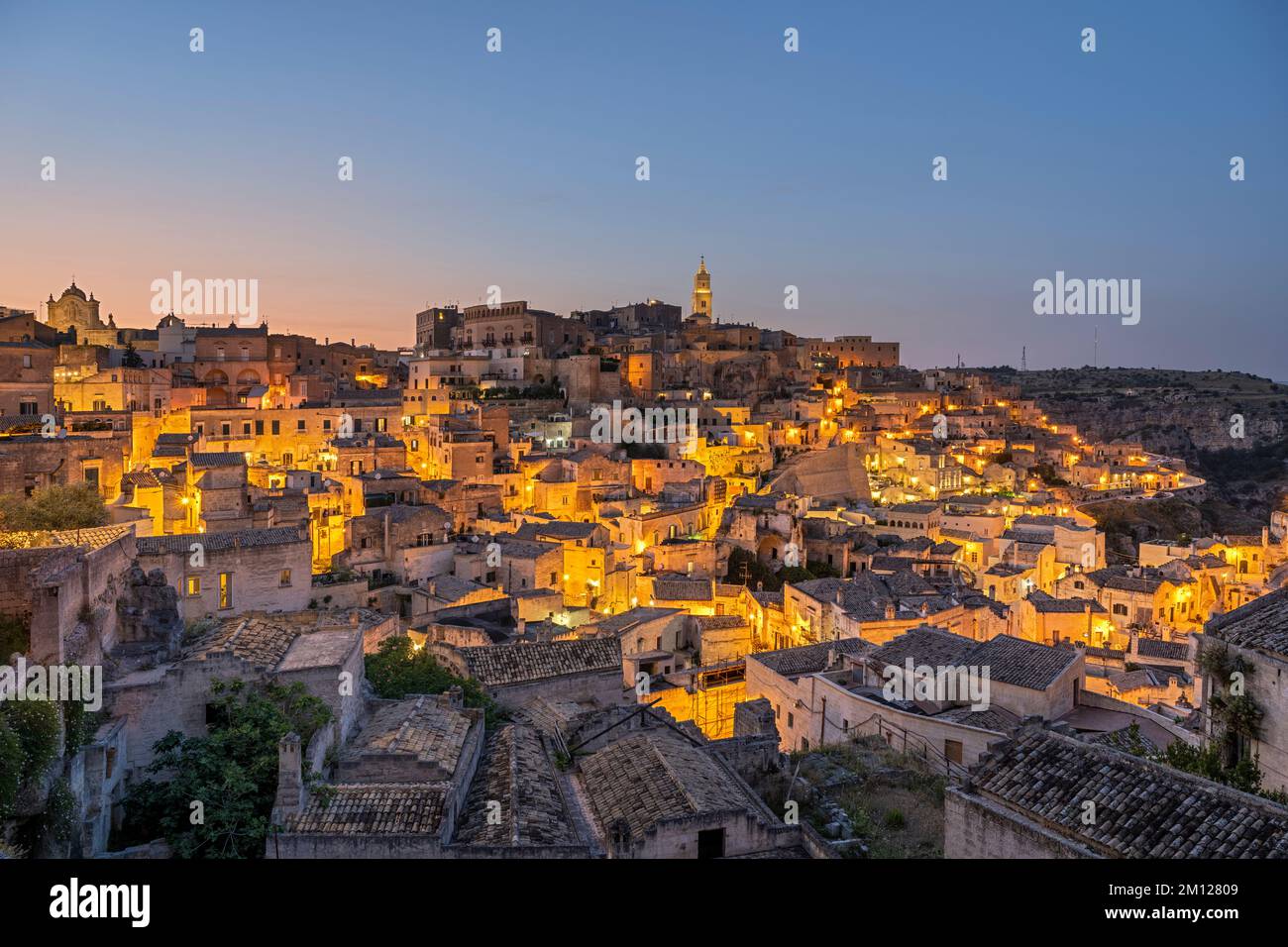 Matera, Provinz Matera, Basilicata, Italien, Europa. Abenddämmerung im Sasso Caveoso mit der Kathedrale Stockfoto