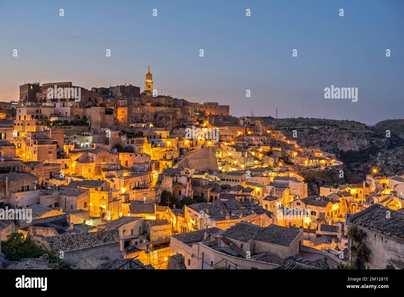 Matera, Provinz Matera, Basilicata, Italien, Europa. Abenddämmerung im Sasso Caveoso mit der Kathedrale Stockfoto