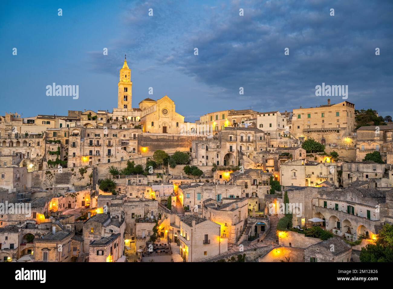 Matera, Provinz Matera, Basilicata, Italien, Europa. Abenddämmerung in Sasso Barisano mit der Kathedrale Stockfoto