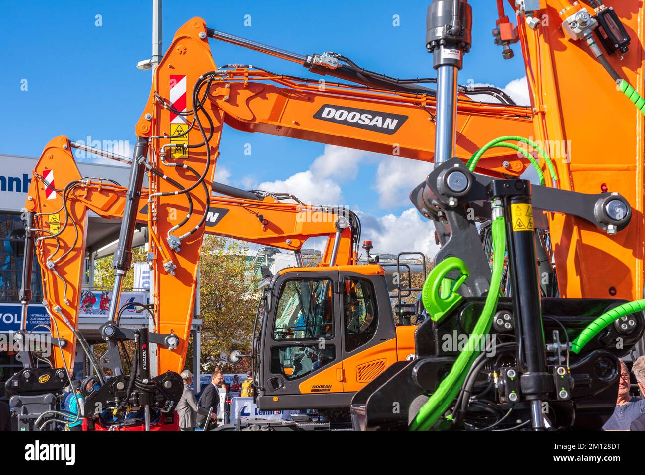 Bauma 2022 - die größte Messe für Baumaschinen, Bergbaumaschinen und Baufahrzeuge in München, hier mit einer Vorführung der Firma Doosan. Stockfoto