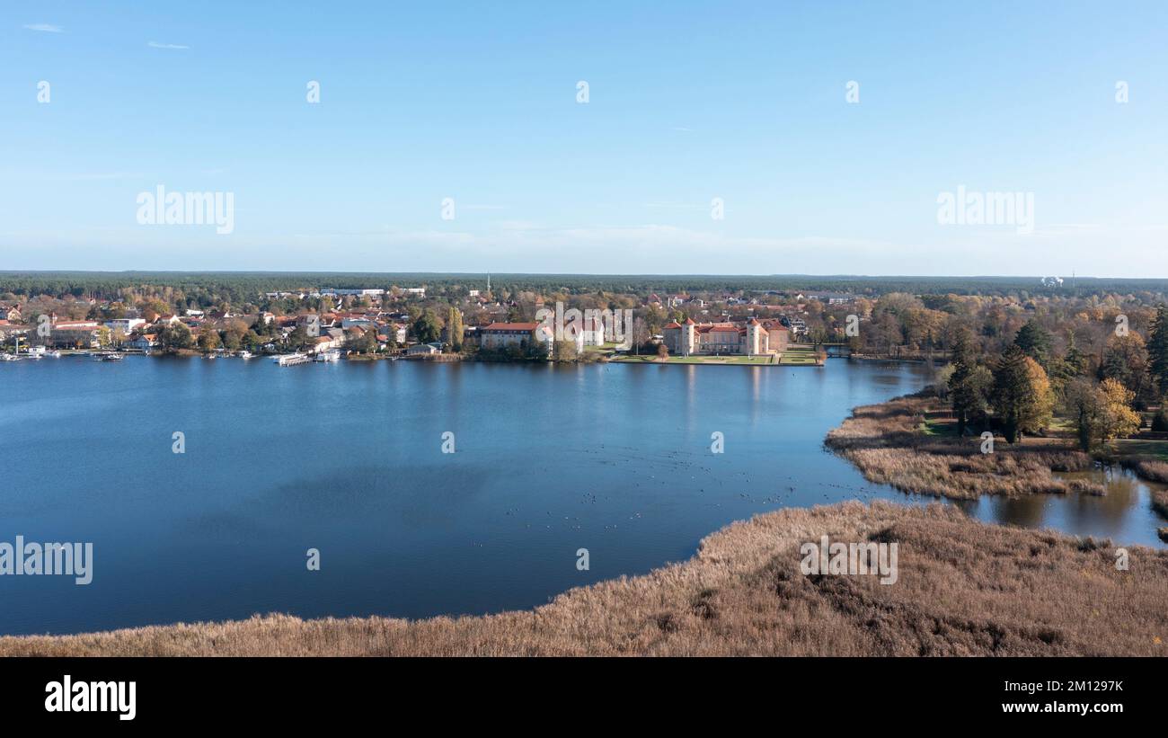 Schloss Rheinsberg am Ufer des Grienericksees, Rheinsberg, Brandenburg, Deutschland Stockfoto