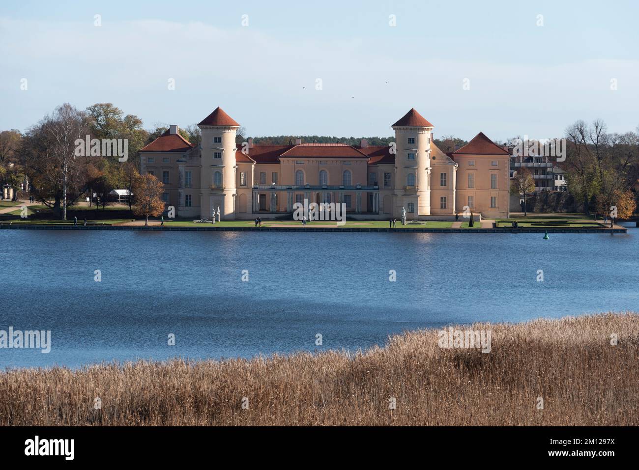 Schloss Rheinsberg am Ufer des Grienericksees, Rheinsberg, Brandenburg, Deutschland Stockfoto