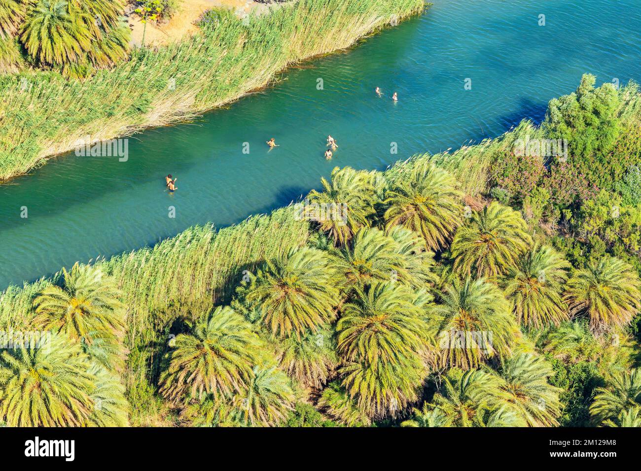 Blick auf den Fluss Megalopotamos und den Palmenwald Preveli, Rethymno, Kreta, griechische Inseln, Griechenland Stockfoto