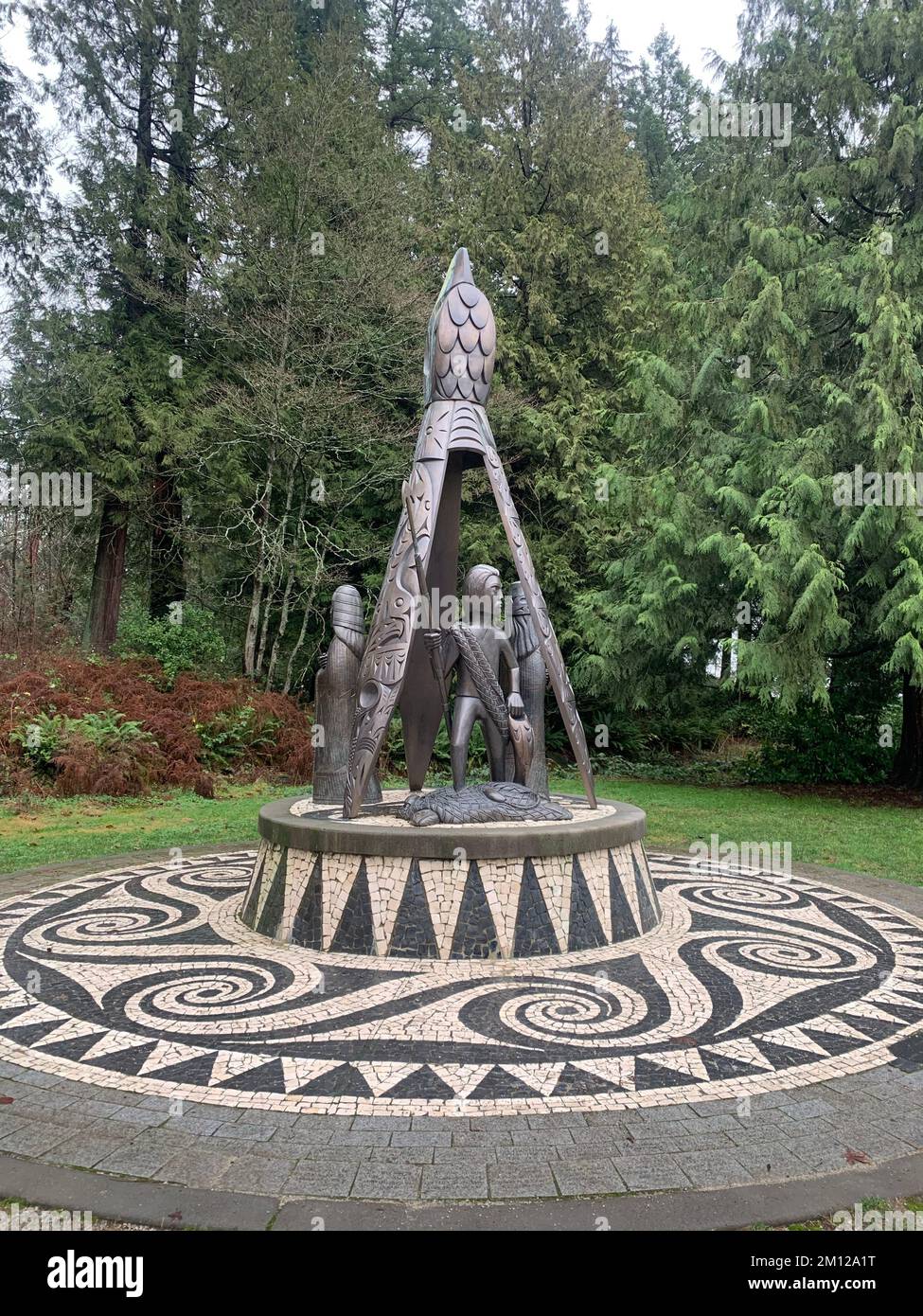 Eine Skulptur, umgeben von wachsenden Bäumen im Stanley Park Stockfoto