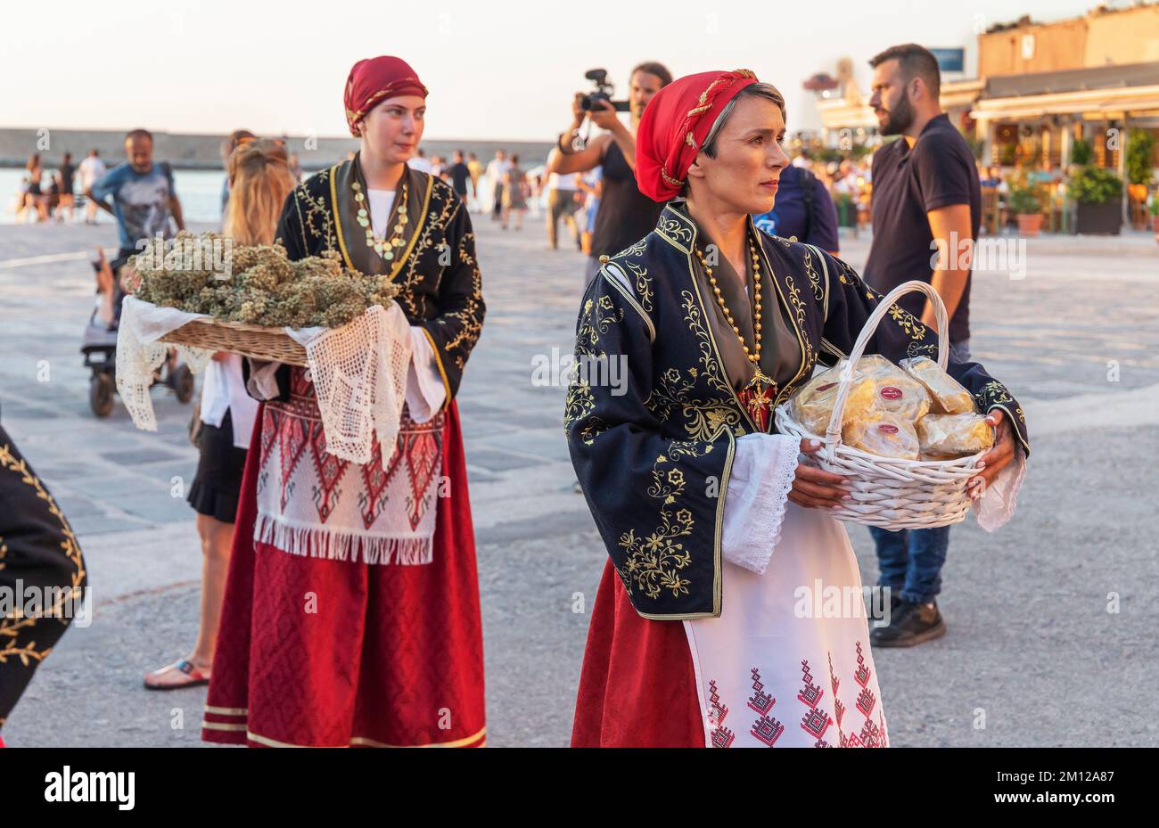 Traditionelle griechische Frauen mit Geschenken während der Hochzeitsfeier, Chania, Kreta, griechische Inseln, Griechenland Stockfoto