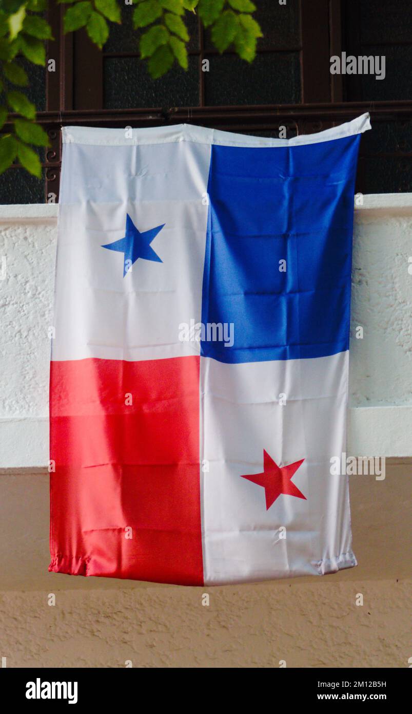 die panama-Flagge hängt auf dem Balkon Stockfoto