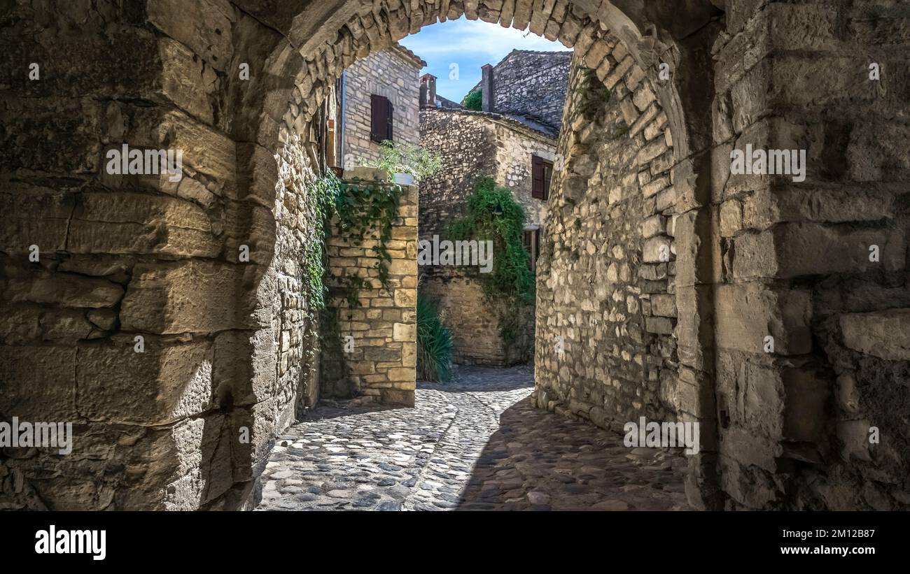 Dorfstraße in Saint Martin de Londres. Stockfoto