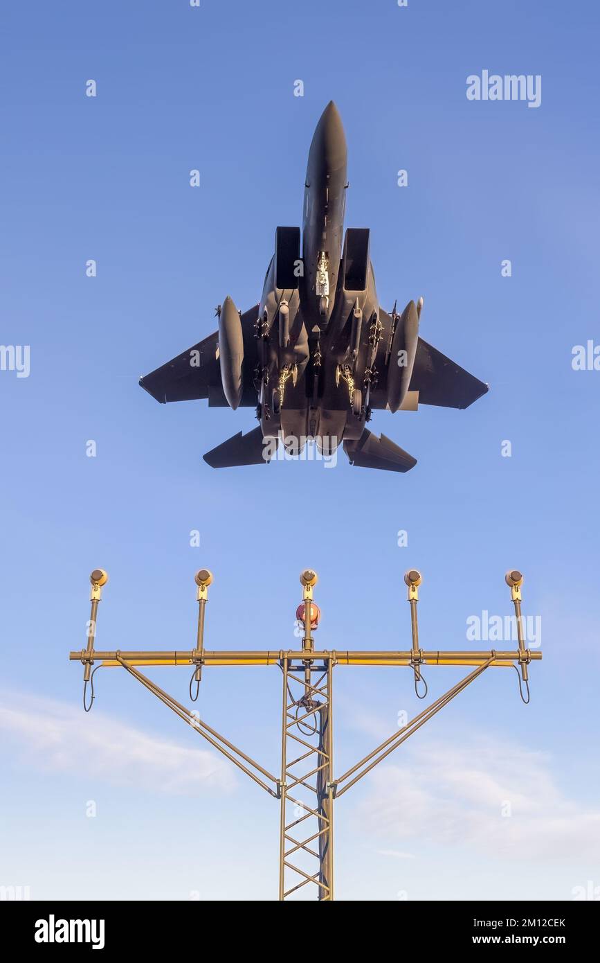 F-15 Eagle Modern Fighter Jet Landung mit dramatischen Winkeln kehrt von Kampfeinsätzen zurück. Kampfjets mit Raketen. Stockfoto F-15 Eagle Modern Fighter Jet Landung mit dramatischen Winkeln kehrt von Kampfeinsätzen zurück. Kampfjets mit Raketen. Stockfoto