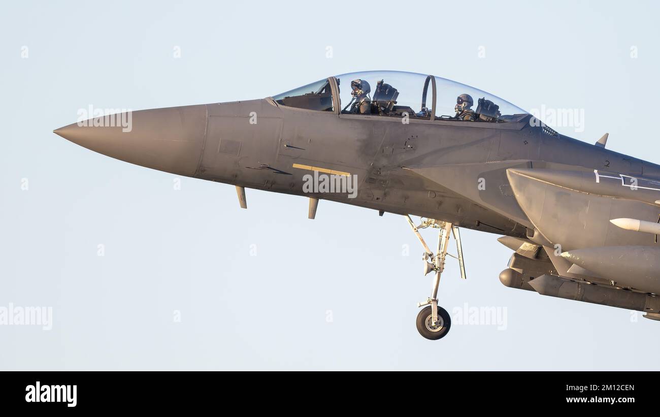 F-15 Eagle Modern Fighter Jet Landung mit dramatischen Winkeln kehrt von Kampfeinsätzen zurück. Kampfjets mit Raketen. Stockfoto