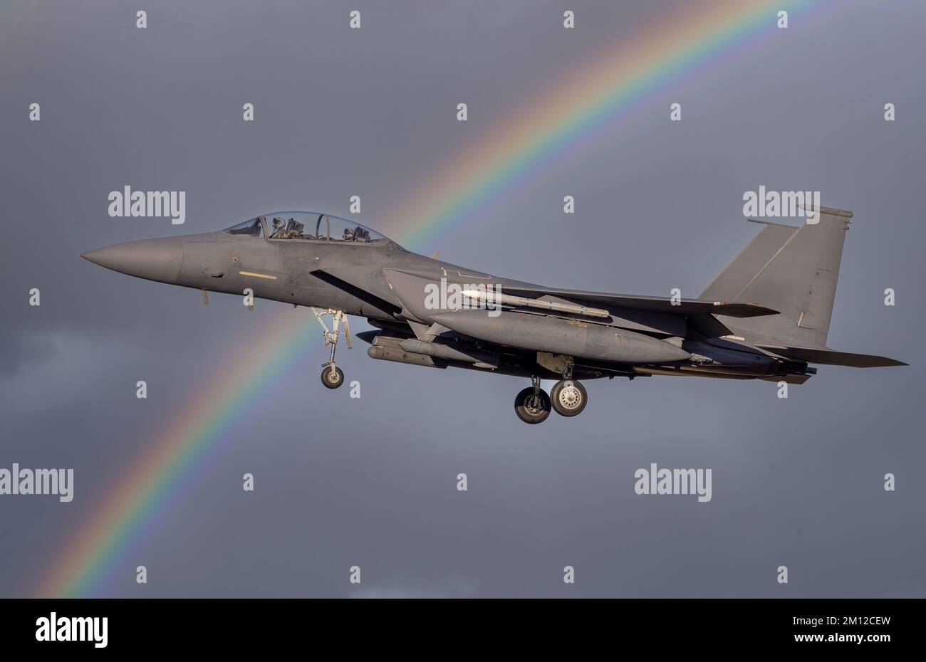 F-15 Eagle Modern Fighter Jet Landung mit dramatischen Winkeln kehrt von Kampfeinsätzen zurück. Kampfjets mit Raketen. Stockfoto F-15 Eagle Modern Fighter Jet Landung mit dramatischen Winkeln kehrt von Kampfeinsätzen zurück. Kampfjets mit Raketen. Stockfoto