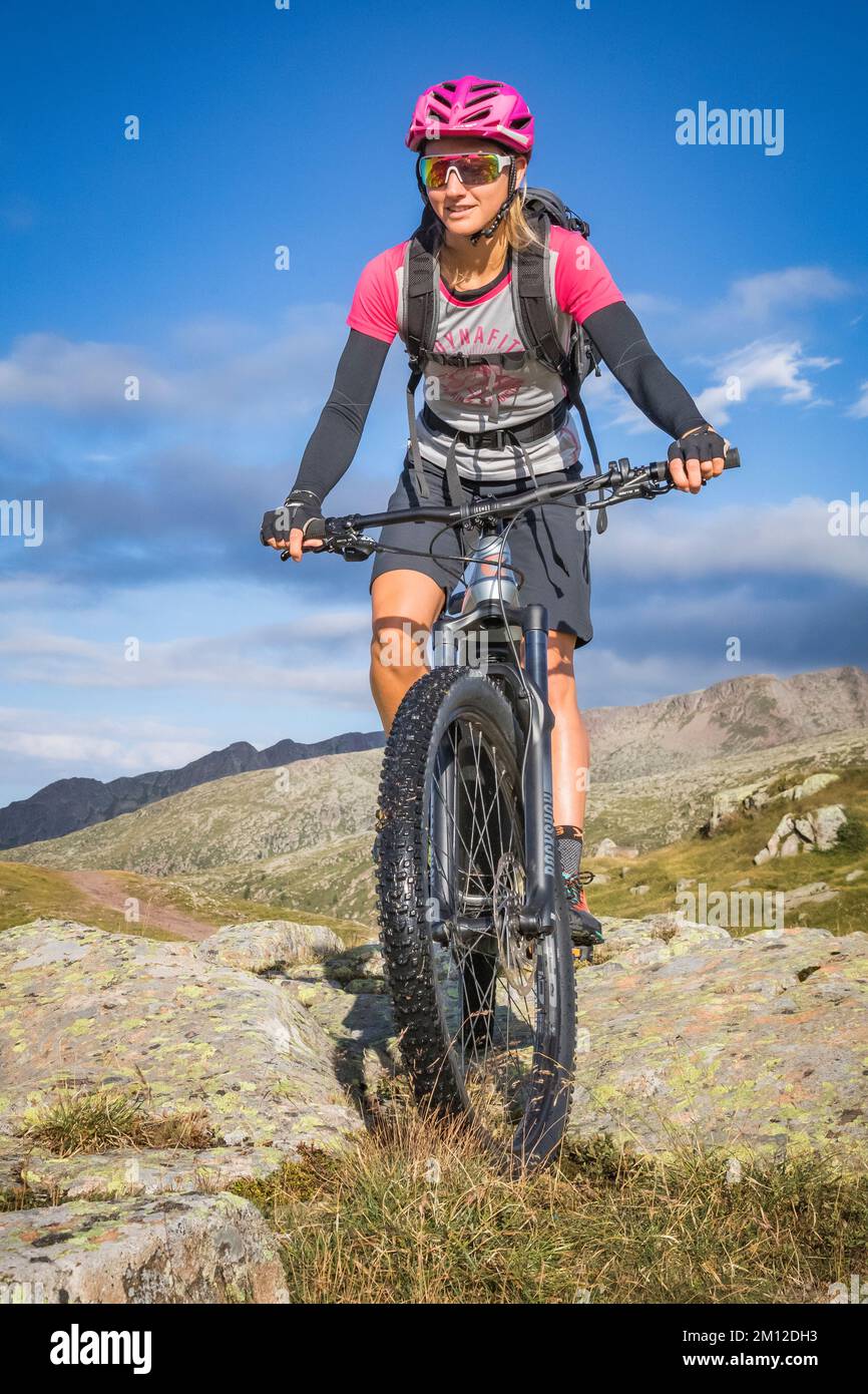 Italien, Venetien, Provinz Belluno, Falcade. Ein junges Mädchen, das ein E-Bike/e-mtb fährt, eine kostenlose Fahrt in den Dolomiten Stockfoto