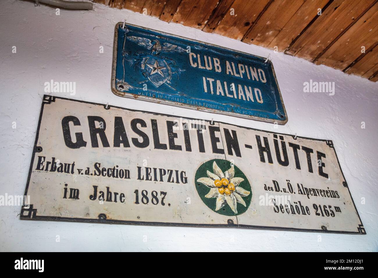 Italien, Südtirol, Provinz Bozen, Reifen, Ciamintal / Tschamintal, Dolomiten. Bergamo Zufluchtsort / Grasleitenhütte, antike Tafel mit dem Namen des Zufluchtsortes und dem Symbol des Alpenclubs Stockfoto