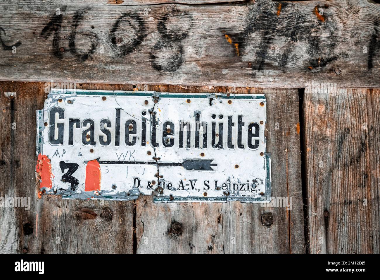 Italien, Südtirol, Provinz Bozen, Reifen, Ciamintal / Tschamintal, Dolomiten. Bergamo Zufluchtsort / Grasleitenhütte, antike Tafel mit dem Namen des Zufluchtsortes auf dem Weg bergauf. Stockfoto