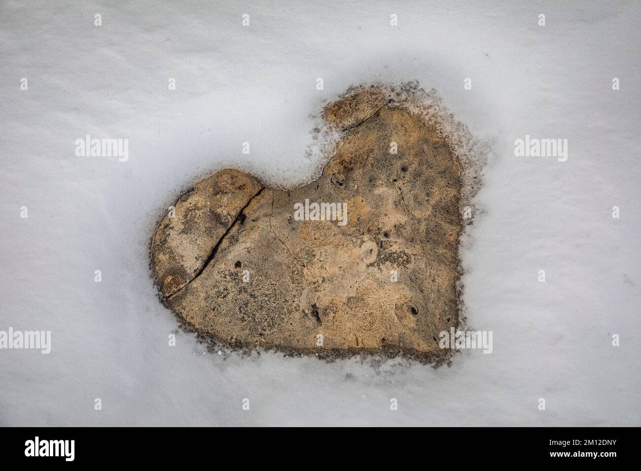 Italien, Dolomiten. Herzform, die aus dem Schnee kommt Stockfoto