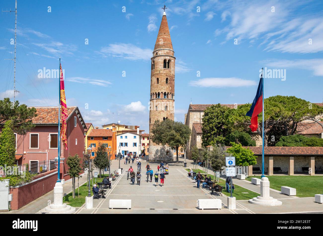 Italien, Venetien, Provinz Venedig, Stadt Caorle, Glockenturm, Symbol von Caorle, seltener zylindrischer Glockenturm Stockfoto