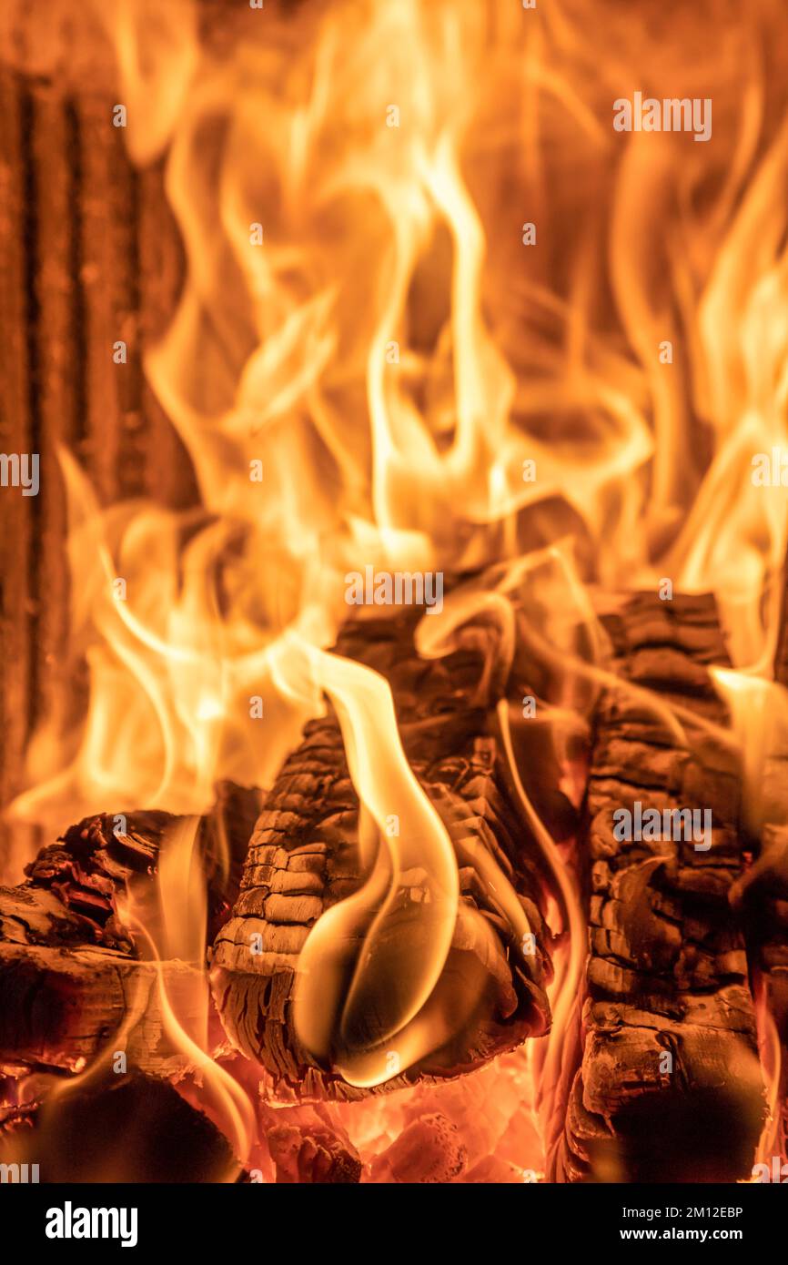 Kamin Flammen im Winter, brennendes Holz, natürliche Hitze Stockfoto
