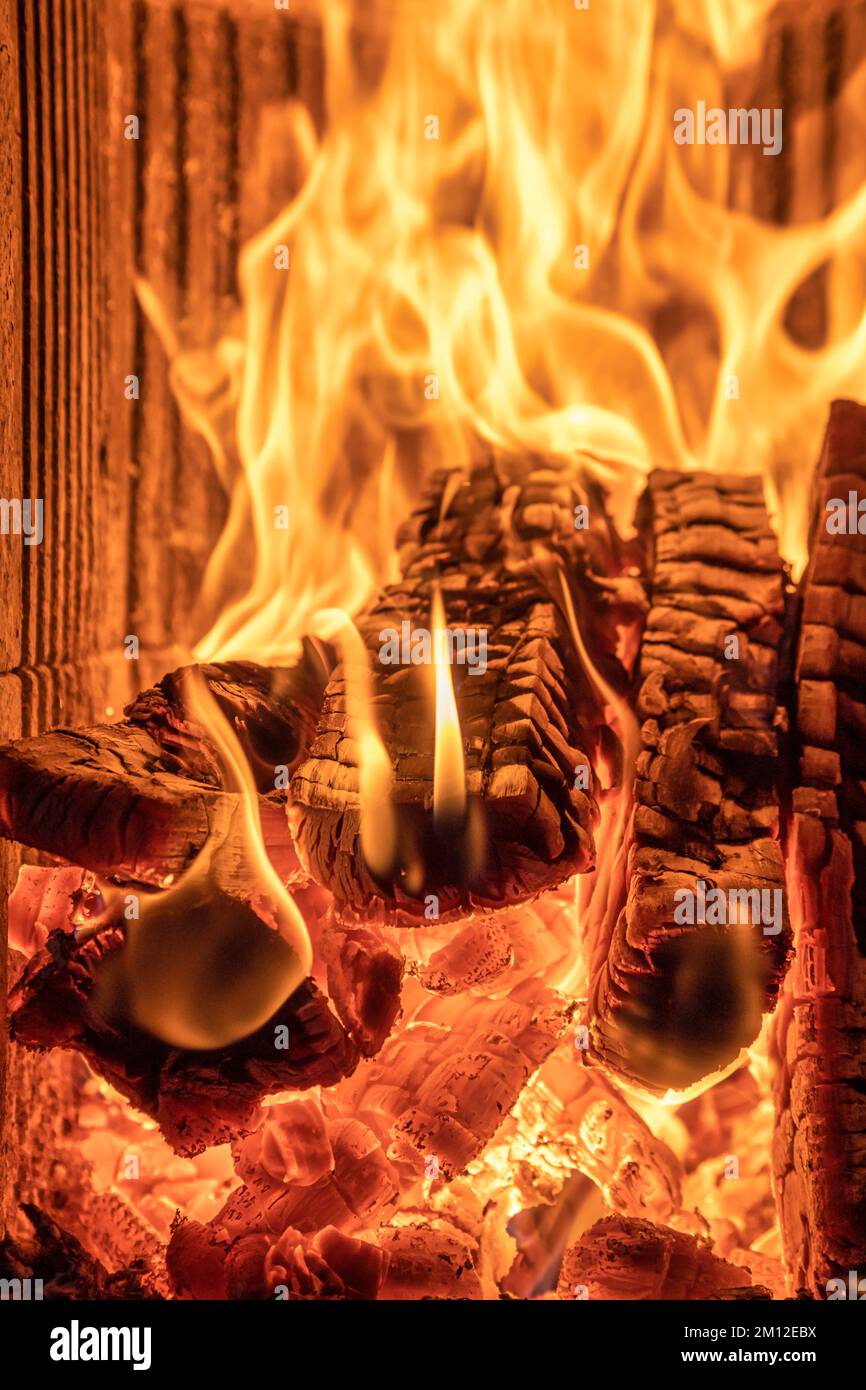 Kamin Flammen im Winter, brennendes Holz, natürliche Hitze Stockfoto