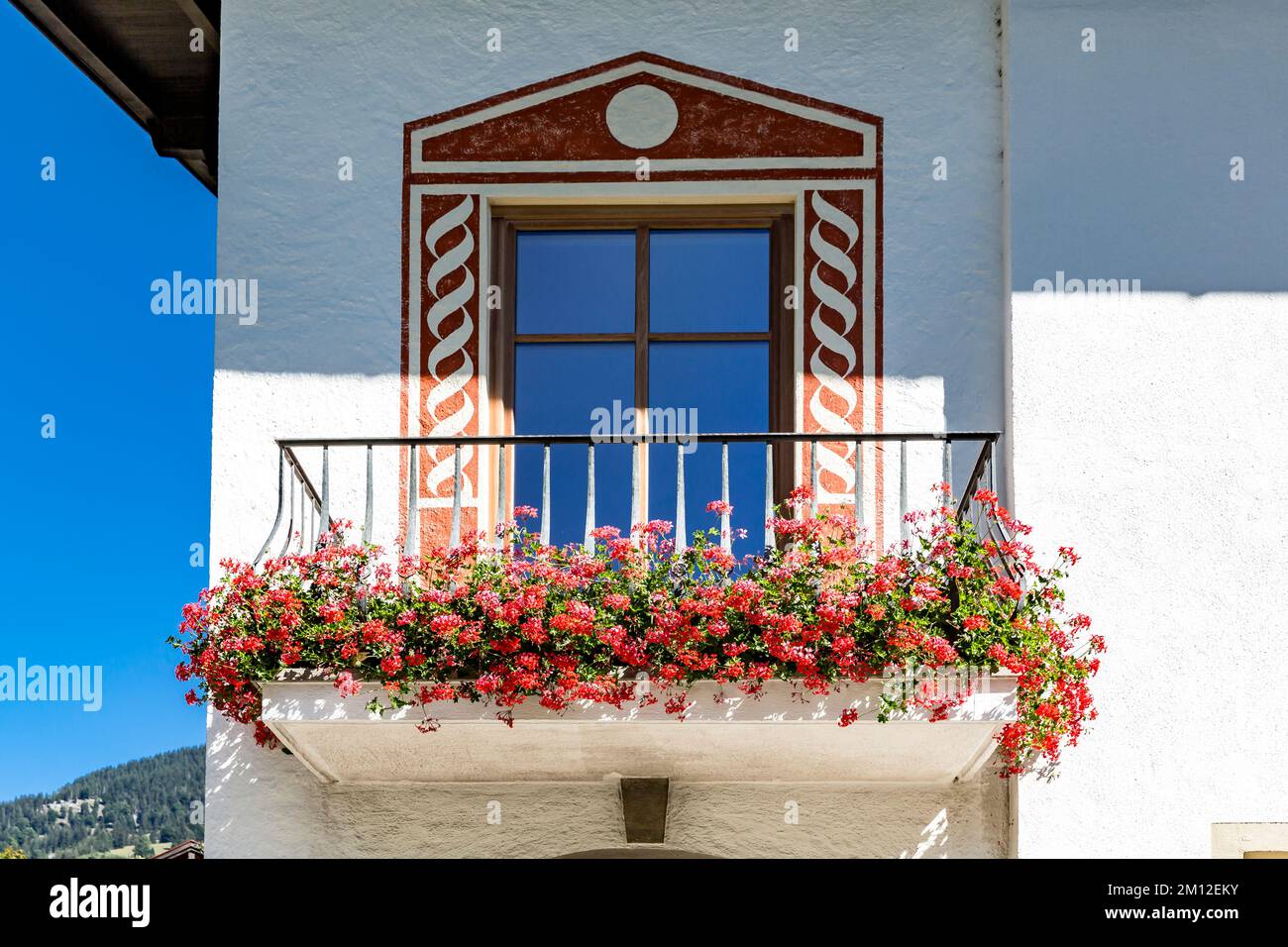 Fenster mit Terrasse, Rathaus, Bayrischzell, Oberbayern, Bayern, Deutschland, Europa Stockfoto