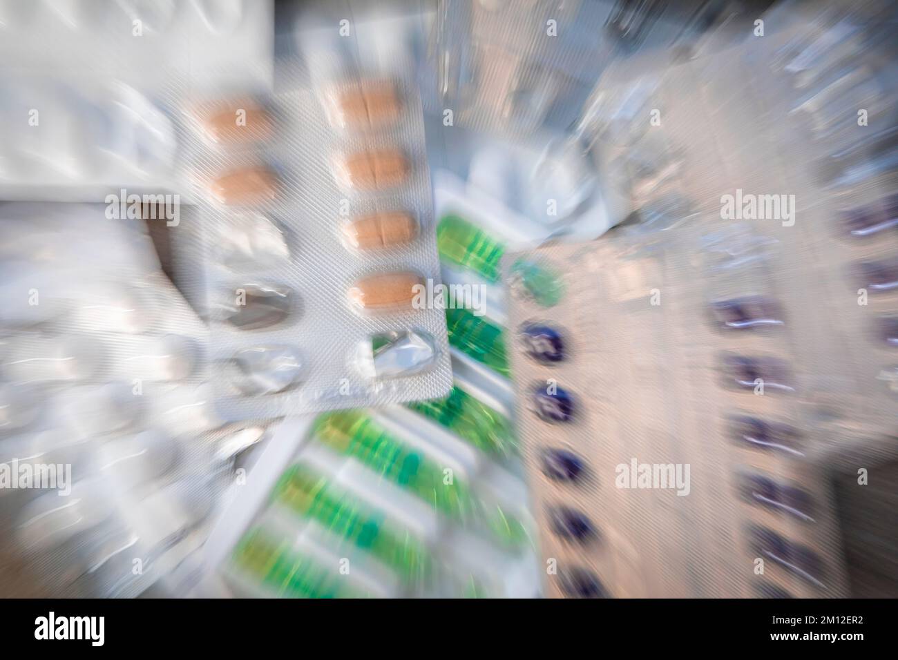 Arzneimittelblasen, verschiedene Formen und Farben, dynamische Unschärfe Stockfoto