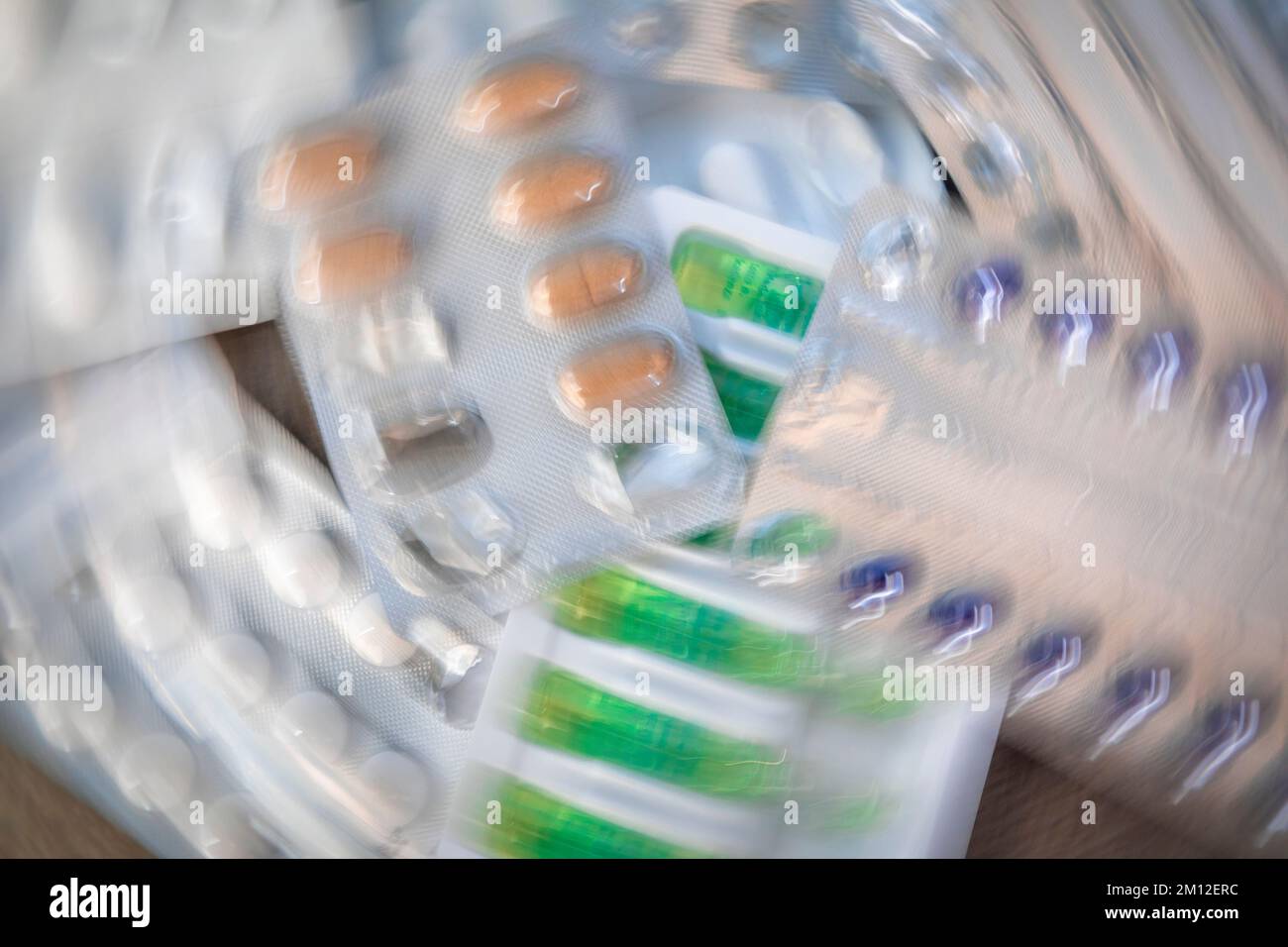 Arzneimittelblasen, verschiedene Formen und Farben, dynamische Unschärfe Stockfoto