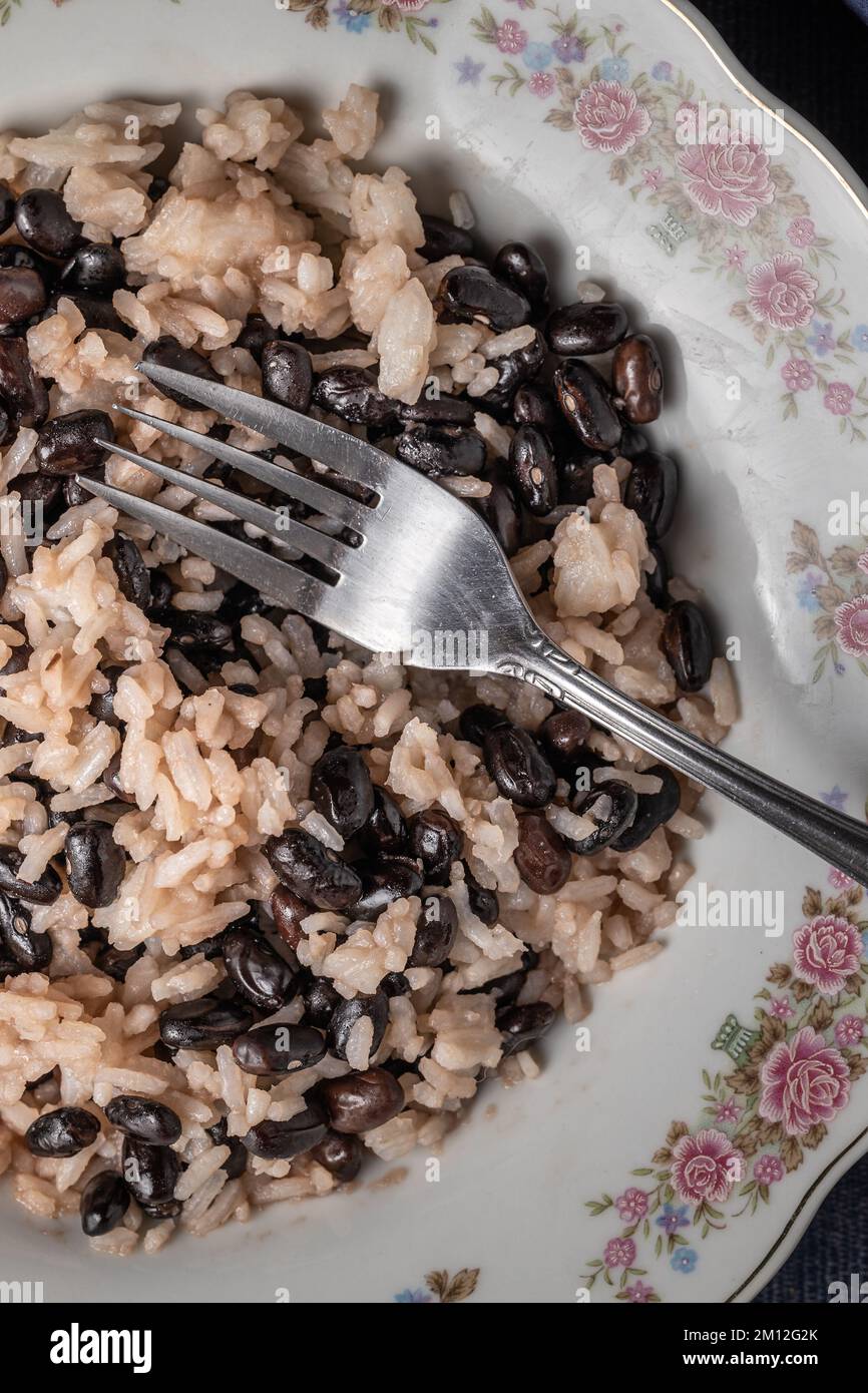 Aus nächster Nähe Gallo Pinto, traditionelle Costa-ricanische Küche. Draufsicht. Stockfoto