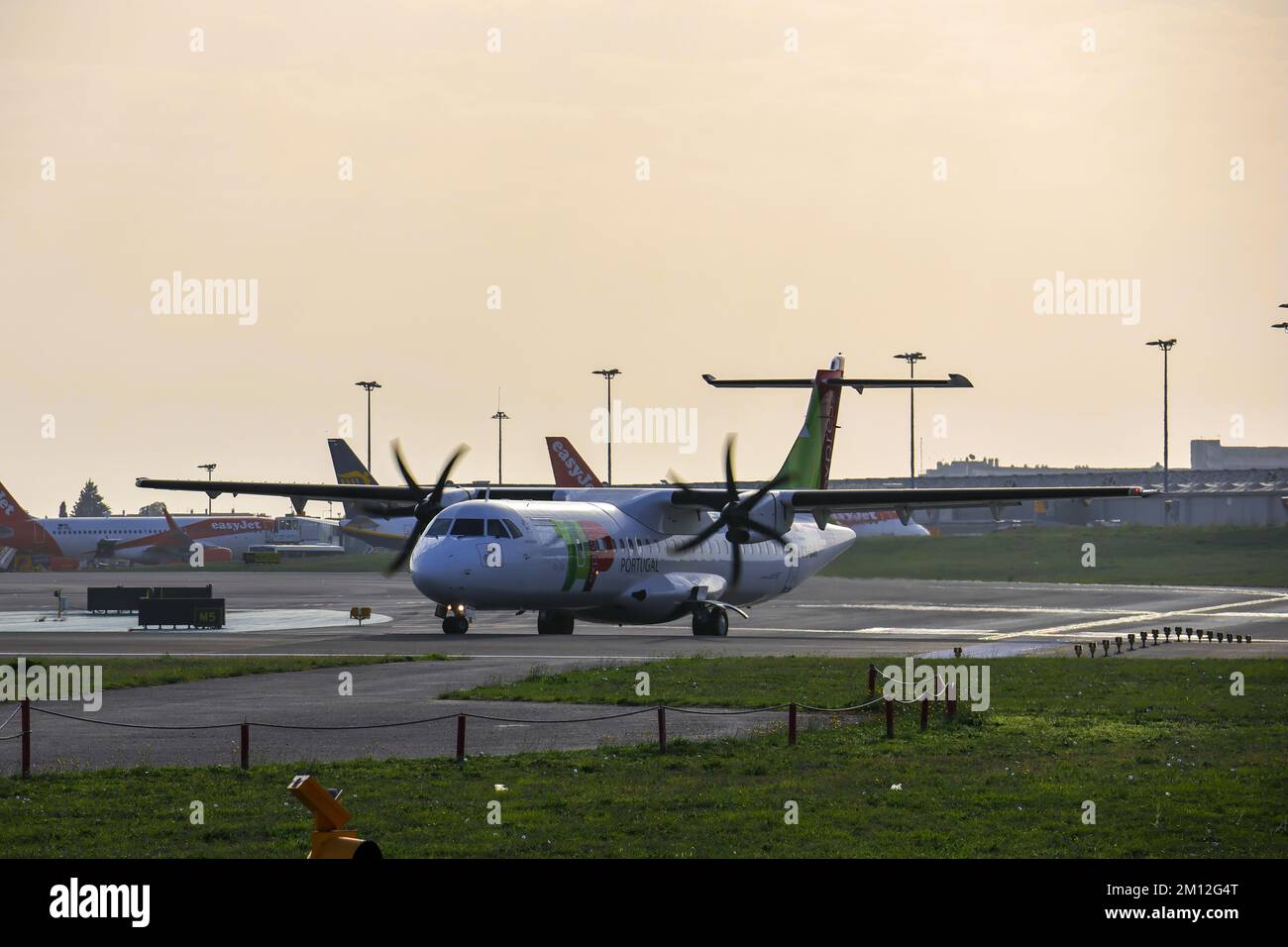 Das FLUGZEUG TAP Air Portugal bei Sonnenuntergang im Flughafen Humberto Delgado Stockfoto
