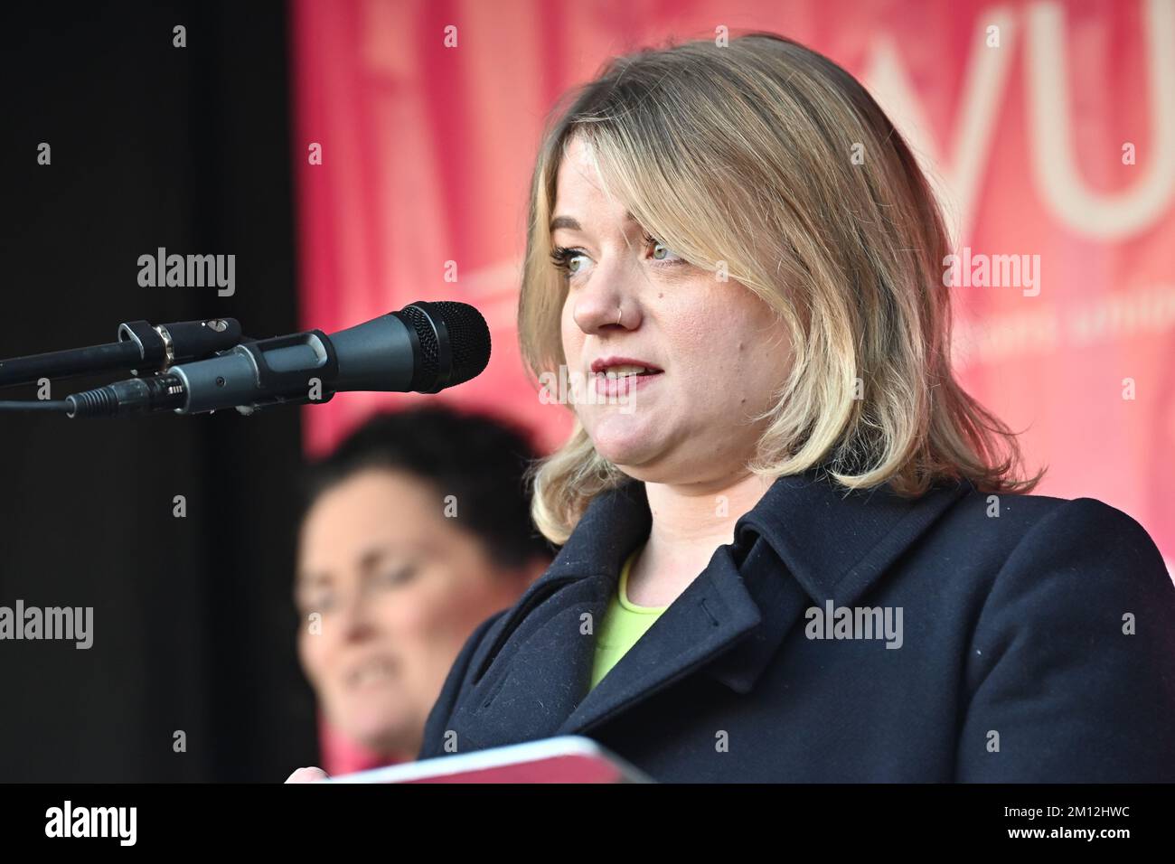 London, Großbritannien. 9.. Dezember 2022 Sprecher Jo Grady von der Royal Mail Workers streikte um Lohn, Jobs und Bedingungen. Wir fordern Simon Thompson zur Kundgebung am Partliament Square auf. Kredit: Siehe Li/Picture Capital/Alamy Live News Stockfoto