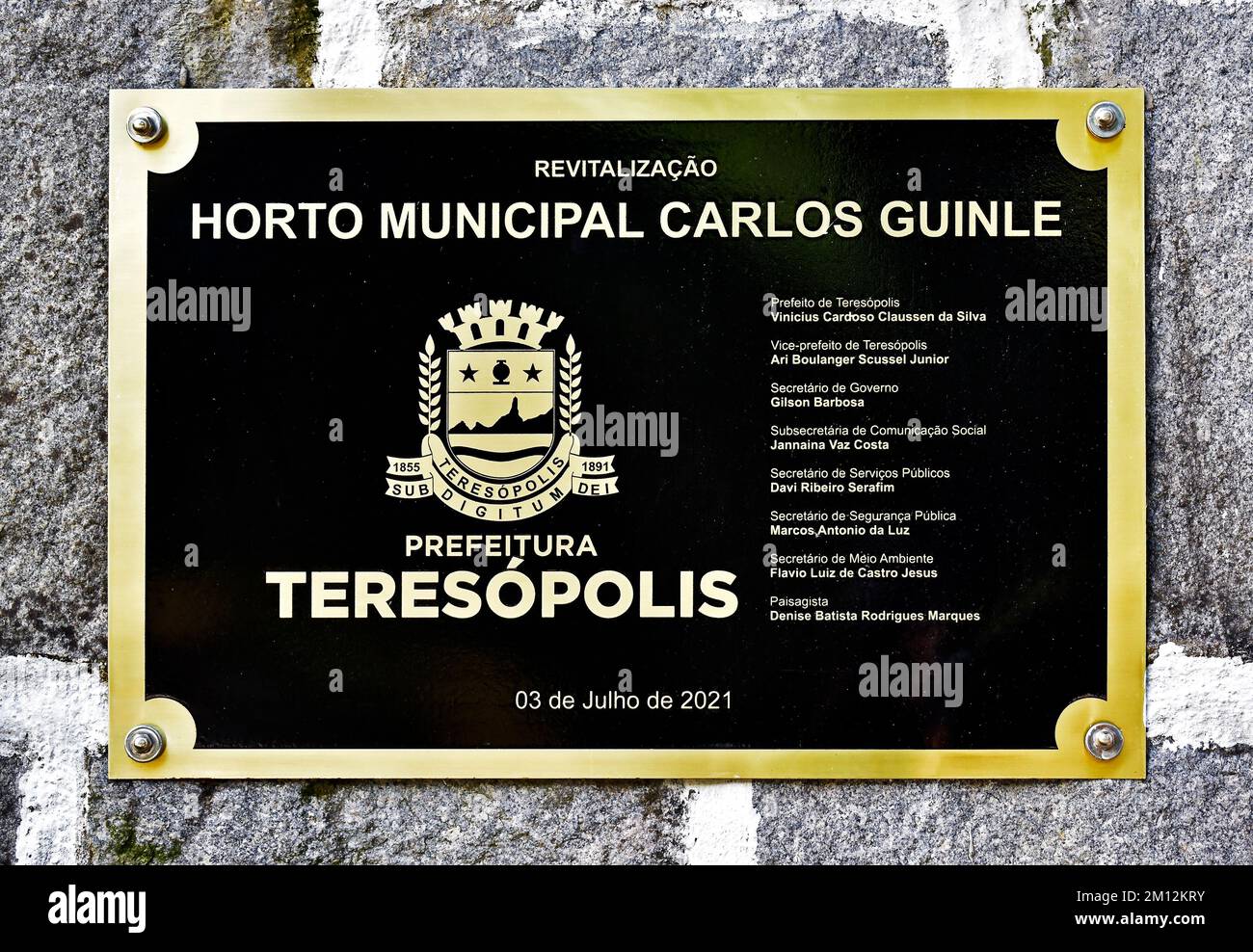 TERESOPOLIS, RIO DE JANEIRO, BRASILIEN - 25. Oktober 2022: Metallisches Schild, das auf die Revitalisierung des Stadtgartens Carlos Guinle hinweist Stockfoto