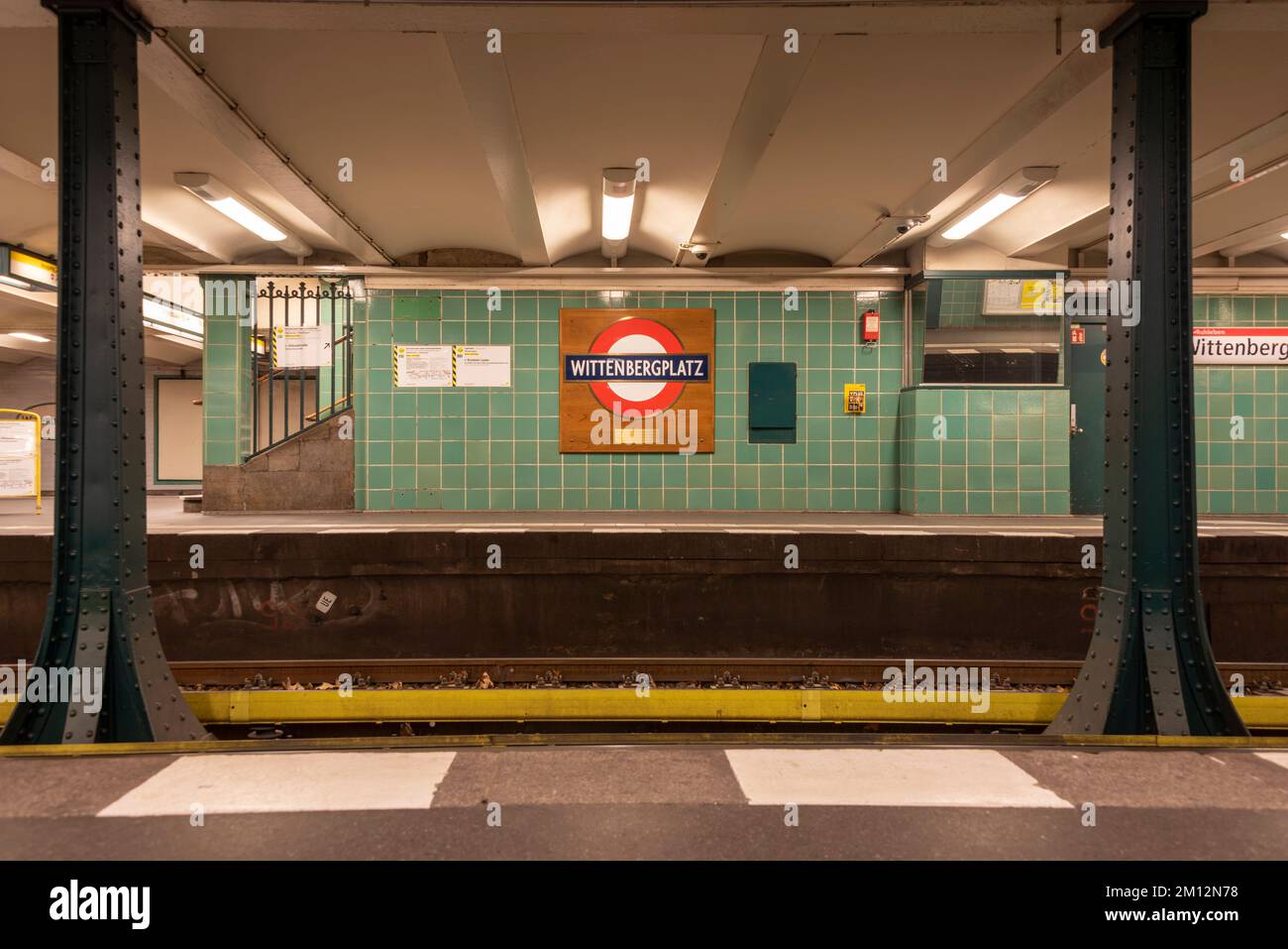 Wittenbergplatz, Schild im Londoner U-Bahn-Stil, Berlin, Deutschland Stockfoto