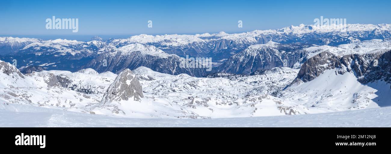 Blauer Himmel über der Winterlandschaft, Blick von Hallstätter Gletscher auf Tote Gebirge und Altausseer See, Hallstätter Gletscher, Dachsteinmassiv, Steiermark, Au Stockfoto