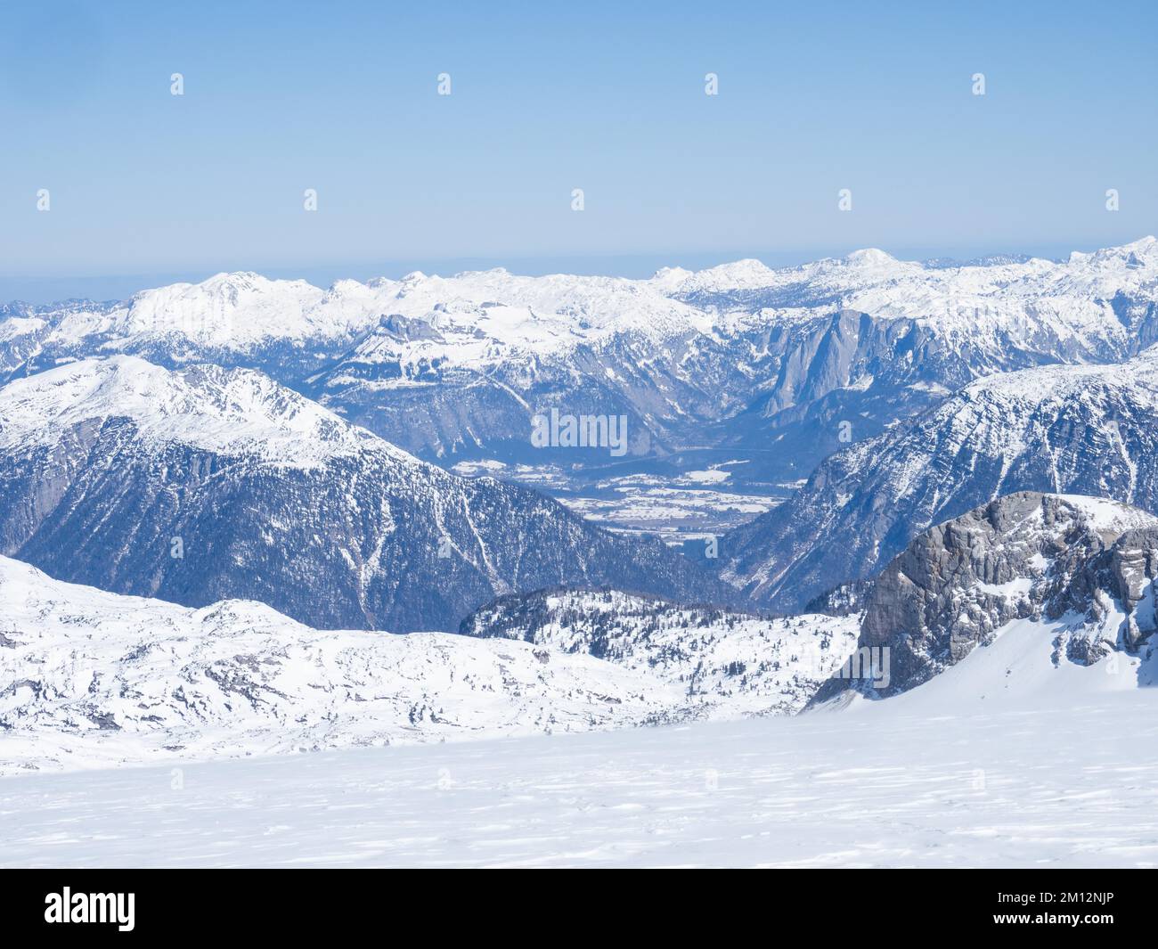 Blauer Himmel über der Winterlandschaft, Blick von Hallstätter Gletscher auf Tote Gebirge und Altausseer See, Hallstätter Gletscher, Dachsteinmassiv, Steiermark, Au Stockfoto