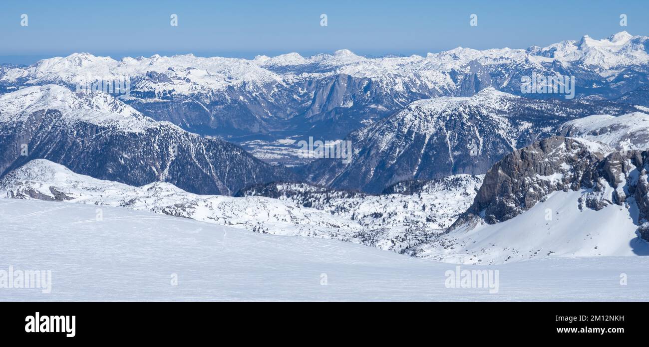 Blauer Himmel über der Winterlandschaft, Blick von Hallstätter Gletscher auf Tote Gebirge und Altausseer See, Hallstätter Gletscher, Dachsteinmassiv, Steiermark, Au Stockfoto