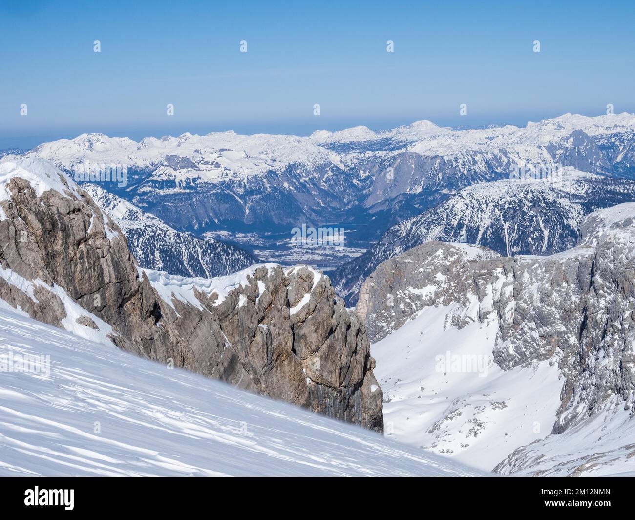 Blauer Himmel über der Winterlandschaft, Blick von Hallstätter Gletscher auf Tote Gebirge und Altausseer See, Hallstätter Gletscher, Dachsteinmassiv, Steiermark, Au Stockfoto