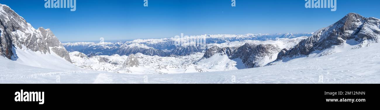 Blauer Himmel über der Winterlandschaft, Blick von Hallstätter Gletscher auf Tote Gebirge und Altausseer See, Hallstätter Gletscher, Dachsteinmassiv, Steiermark, Au Stockfoto
