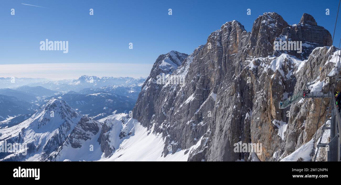 Blauer Himmel über Winterlandschaft, schneebedeckte Berggipfel, Dachstein Südseite und Treppen ins Nirgendwo, Dachstein-Gletscher, Steiermark, Österreich, Europa Stockfoto