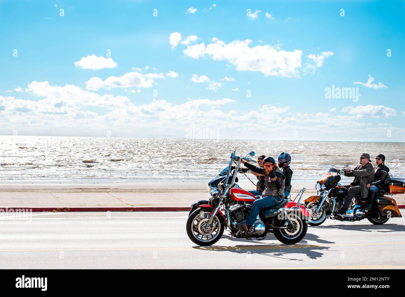 Galveston, TX, USA - 03. November 2018: Radfahrer fahren entlang der Seawall in Galveston während der Lone Star Rally in Galveston Texas. Stockfoto