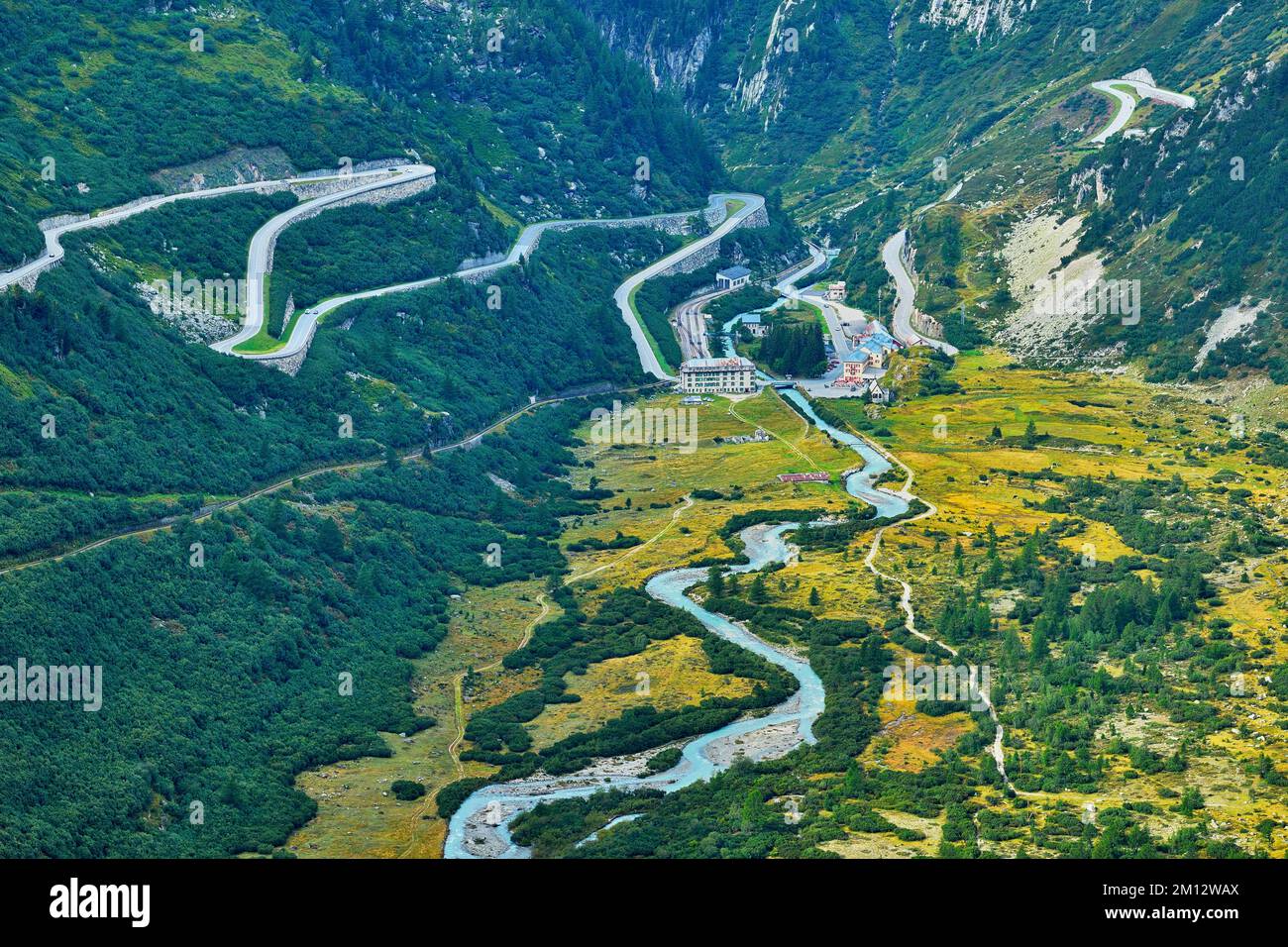 Blick vom Rhone-Gletscher auf den Gletscherbach und die Passstraßen, Furka auf der linken und Grimsel auf der rechten Seite, Gletsch, Kanton Valais, Schweiz, Stockfoto