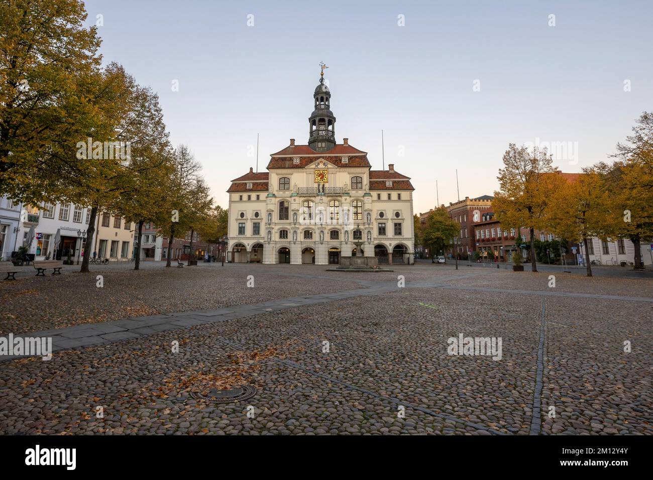 Blick über den Marktplatz bis zum Rathaus von Lüneburg Stockfoto