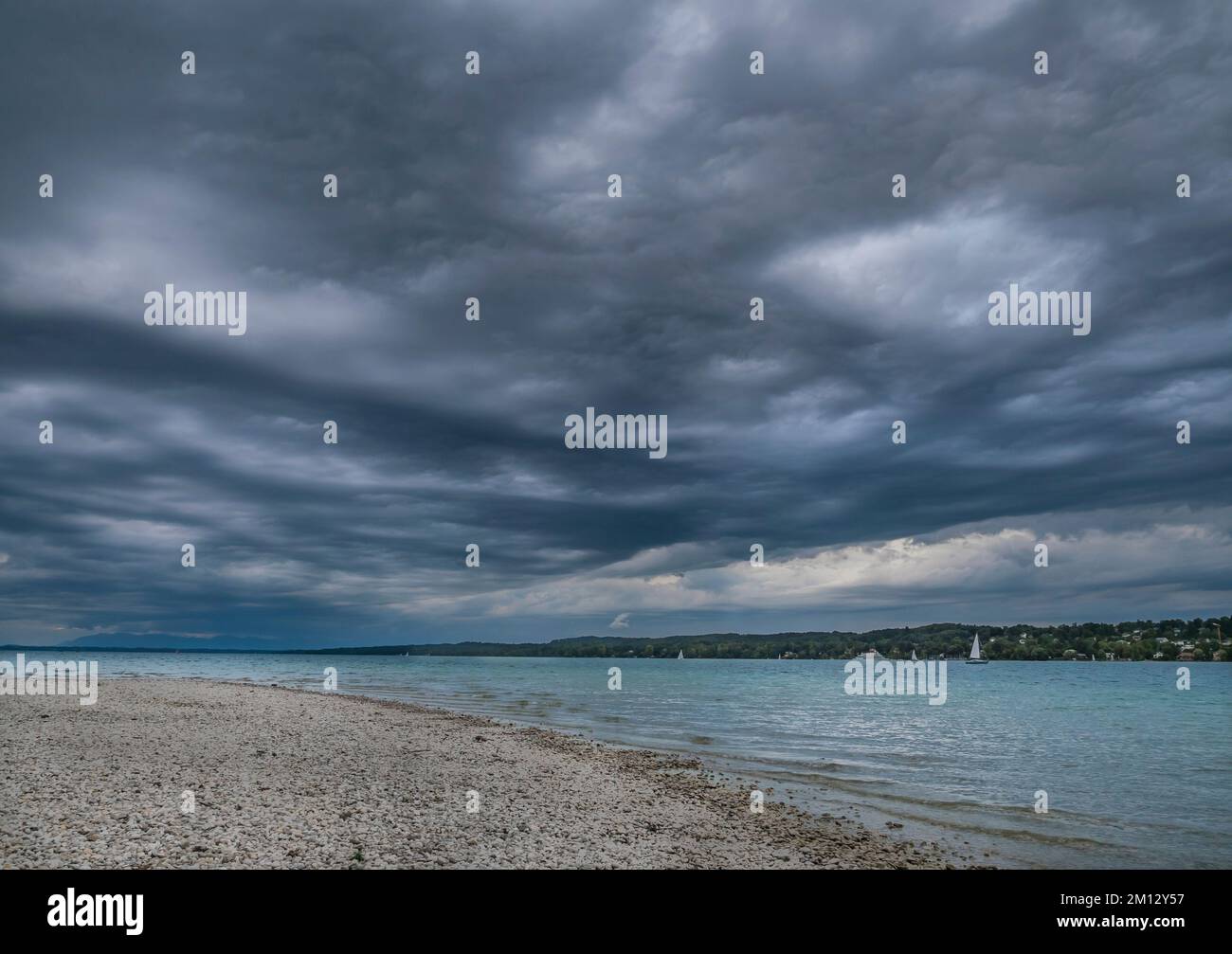 Dunkle Gewitterwolken ziehen über Starnberger See, Zeitraffer, Oberbayern, Bayern, Deutschland, Europa Stockfoto
