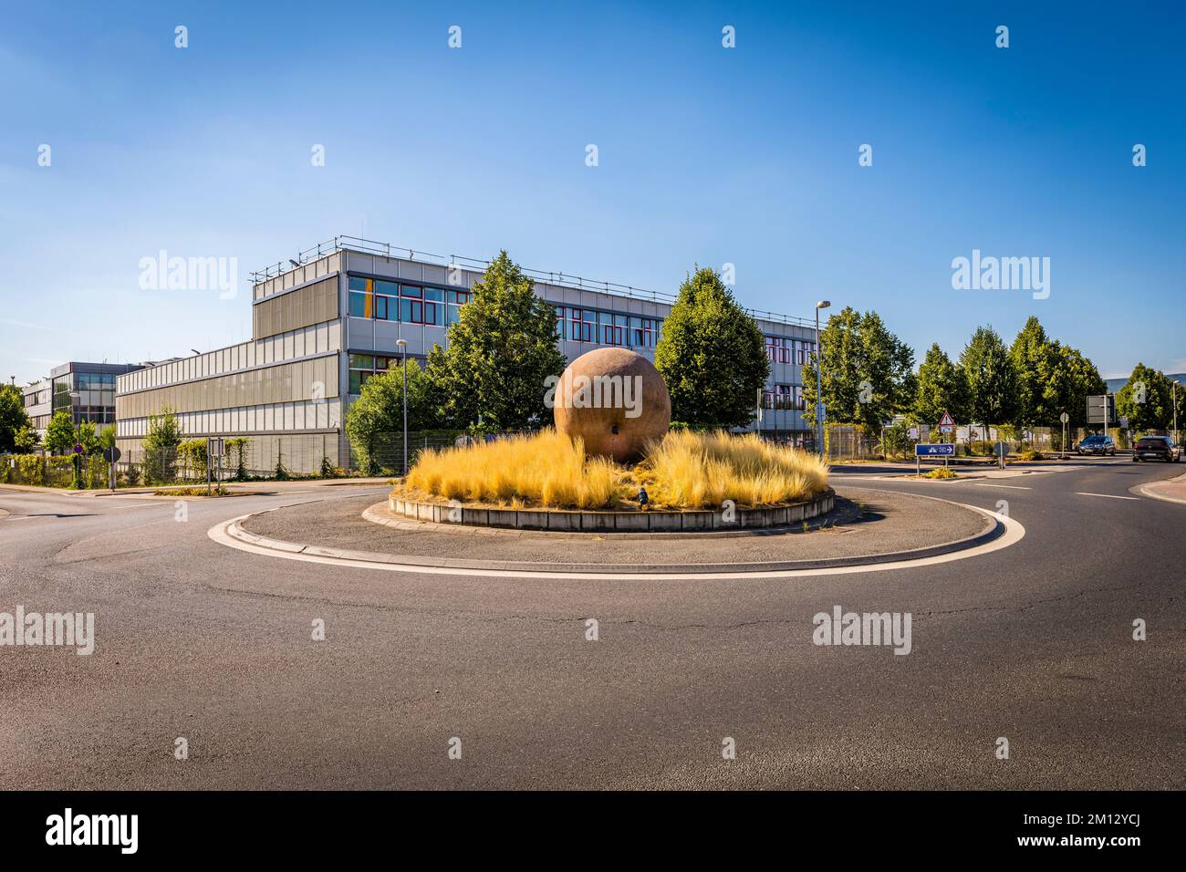 Apfelkreislauf in Ingelheim, Kunst im Kreisverkehr mit 18 Tonnen schwerem Apfel aus Sandstein mit 5m mm Durchmesser Stockfoto