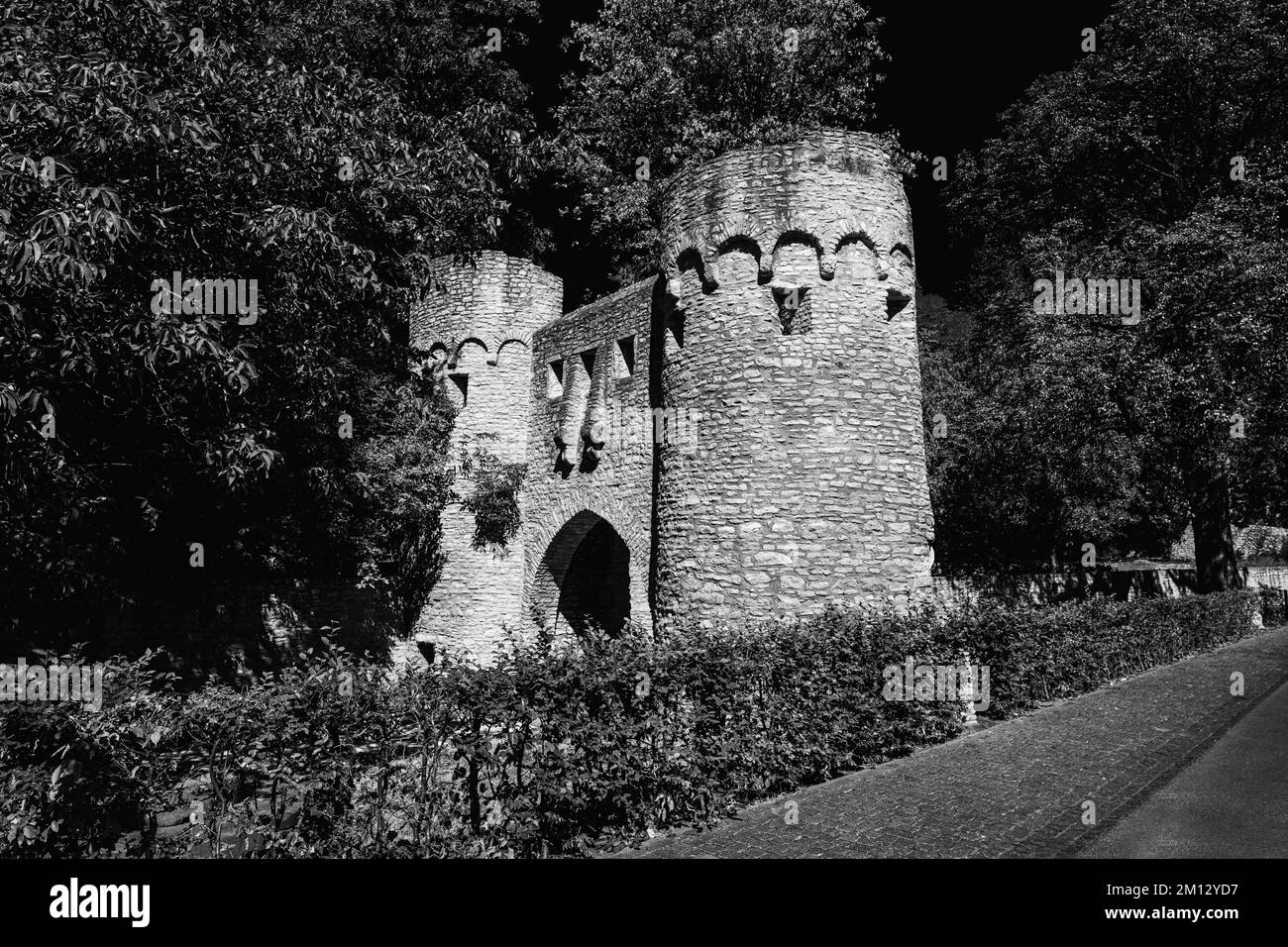 Ohrenbrücker Tor in Ingelheim, Rheinhessen, historisches Stadttor als Teil der Stadtbefestigungen, als Tassenturm mit einer Spitzspitze und Zinnen gestaltet Stockfoto